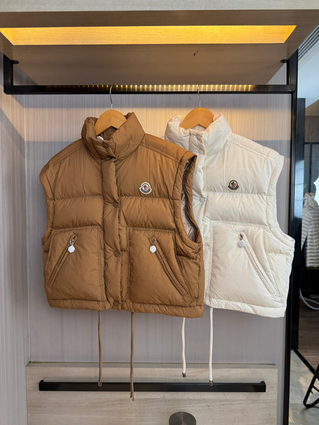 MONCLER 25S CONVERTIBLE JACKET IN WHITE 034
