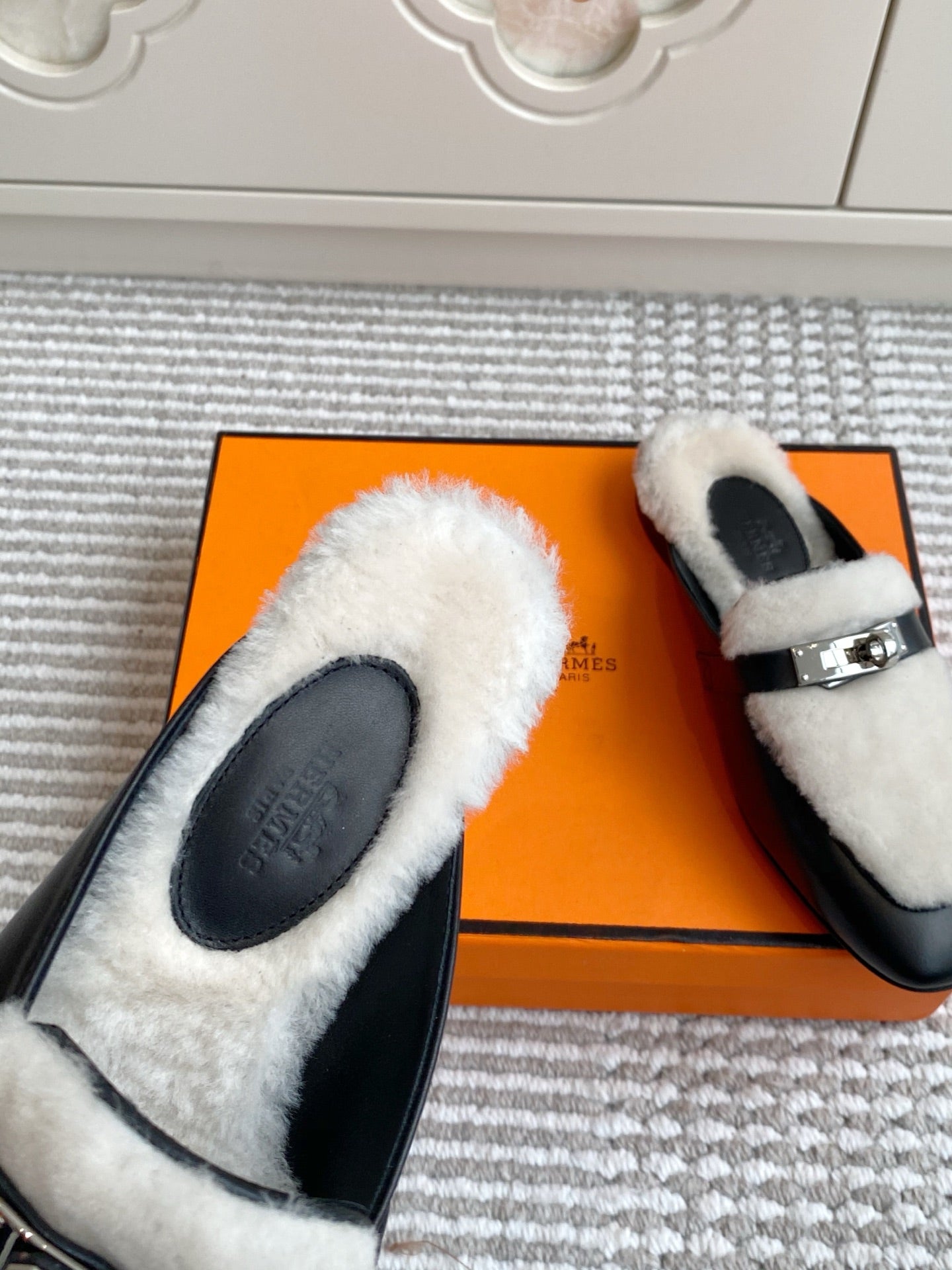 HM 25S CATENA MULE IN BEIGE SHEARLING AND BLACK LAMBSKIN WITH SILVER HARDWARE