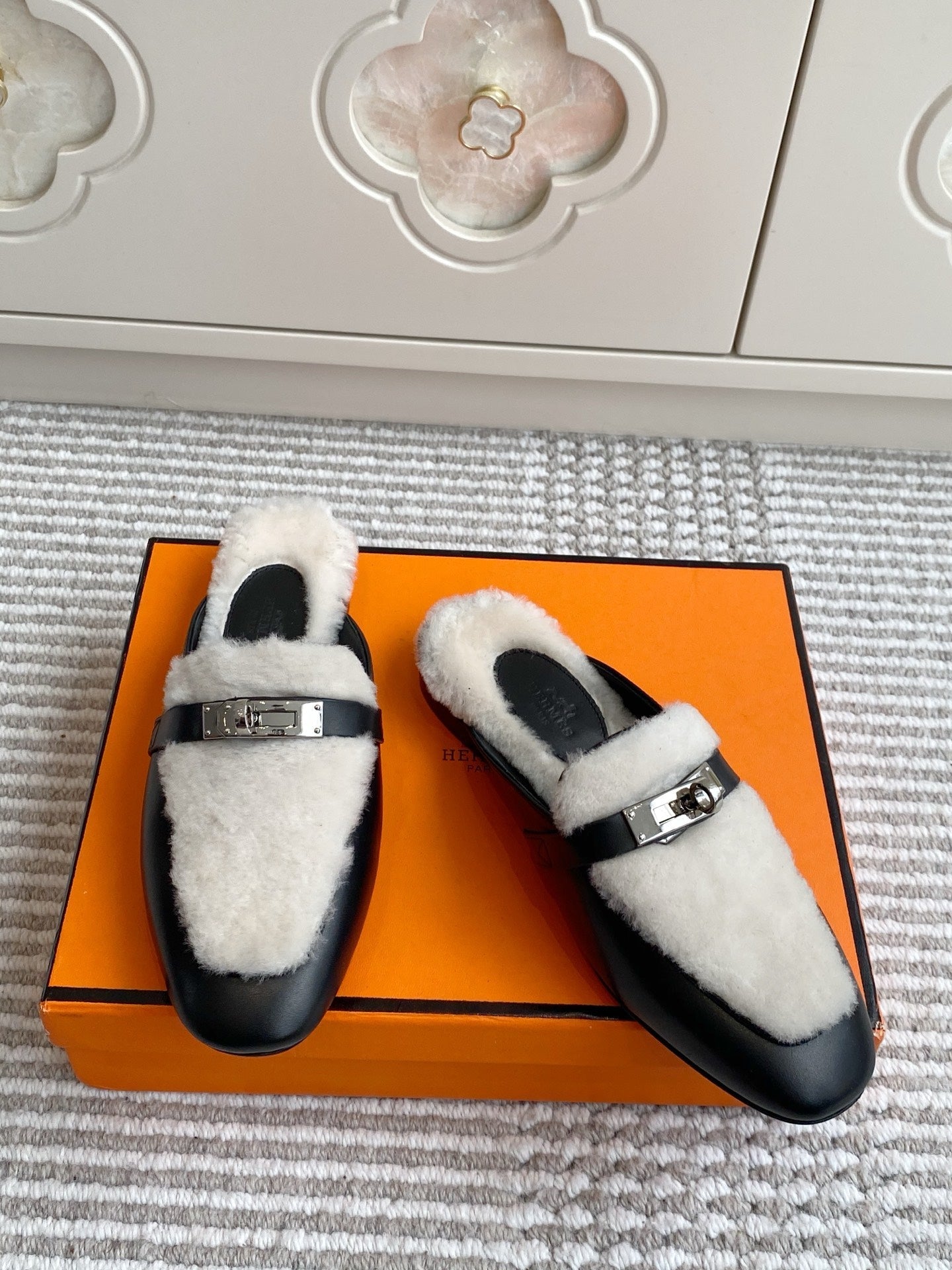 HM 25S CATENA MULE IN BEIGE SHEARLING AND BLACK LAMBSKIN WITH SILVER HARDWARE