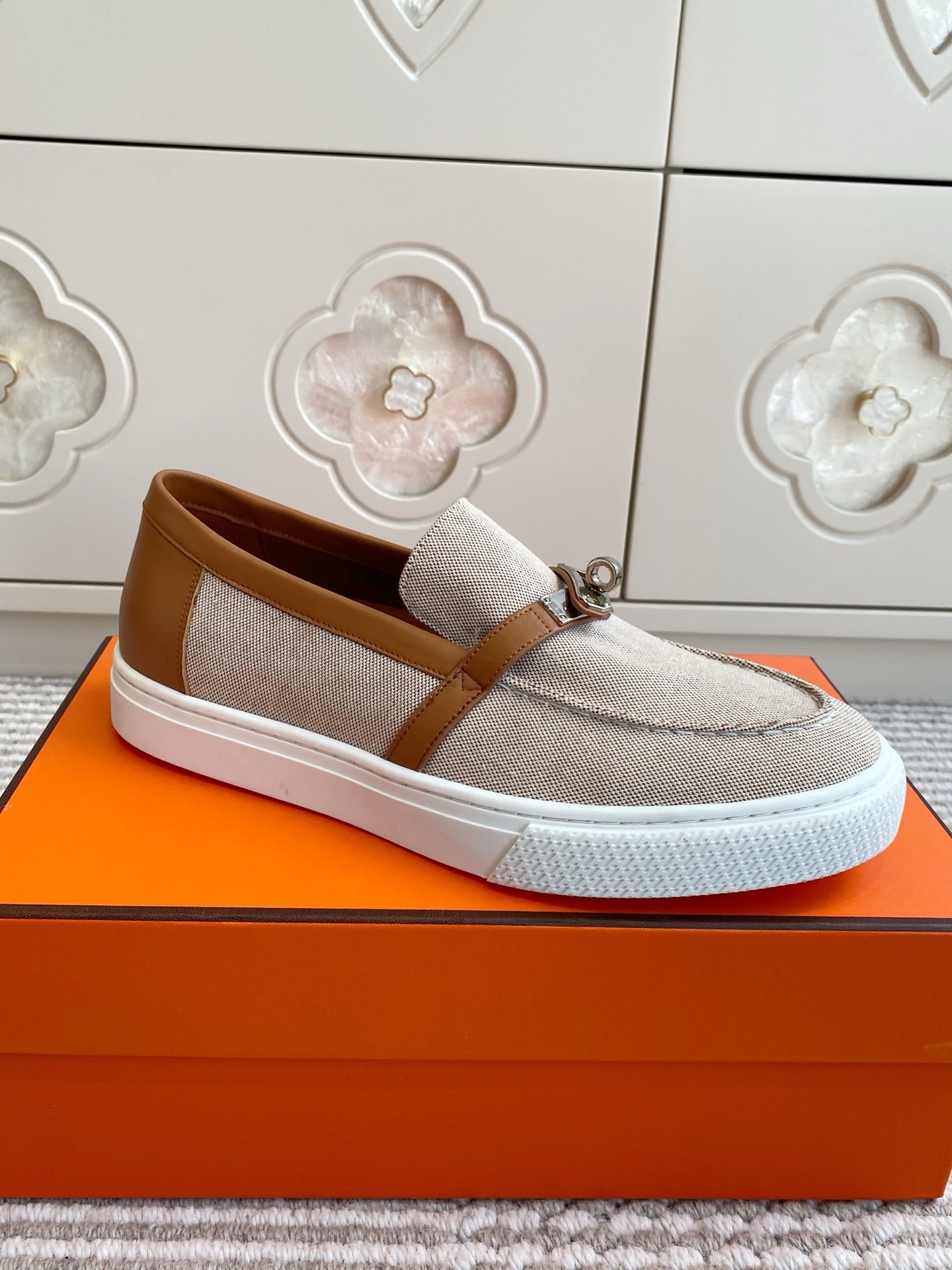 HM 25S SLIP-ON IN LIGHT BEIGE CANVAS AND BROWN LAMBSKIN WITH SILVER HARDWARE