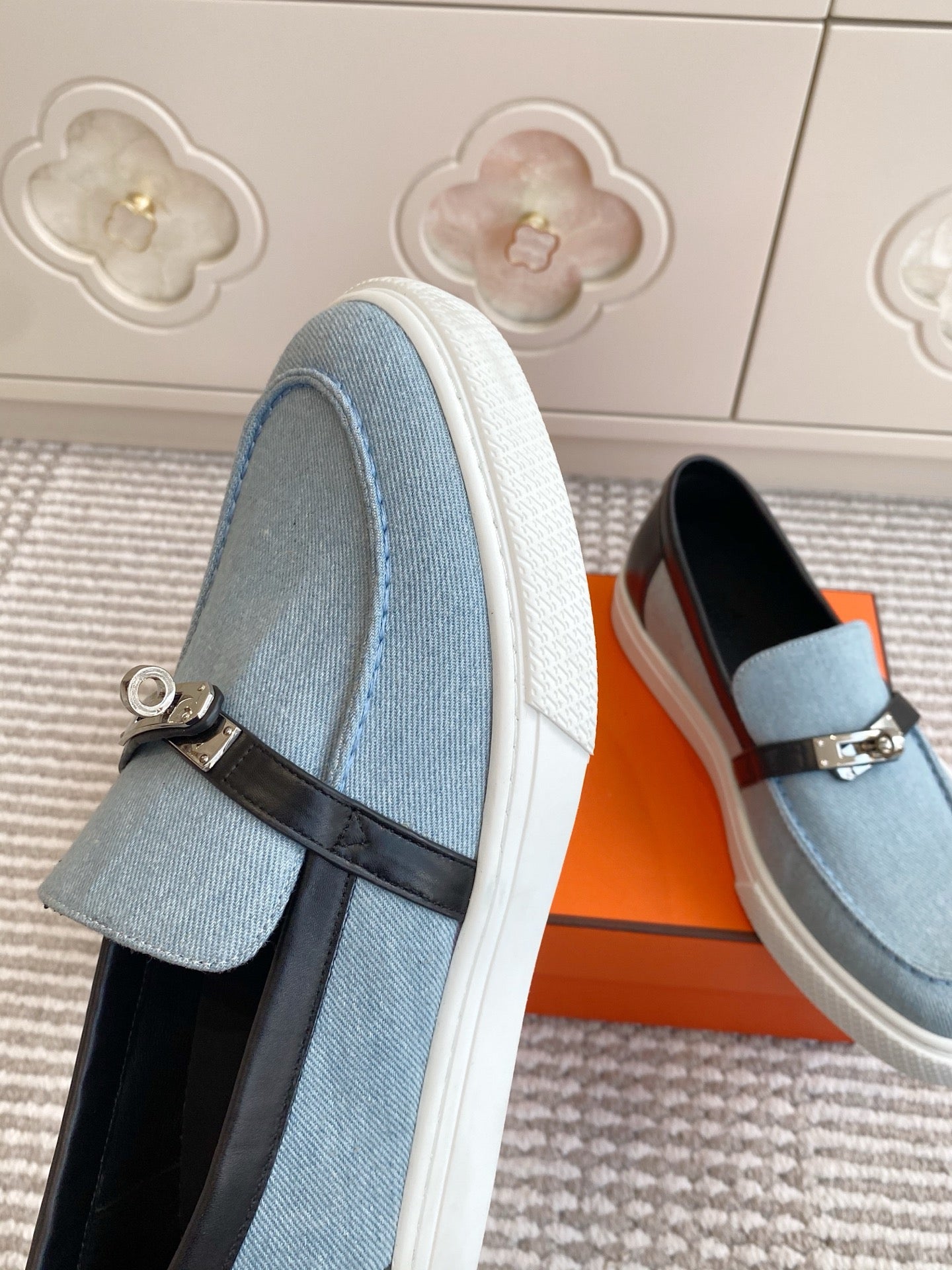 HM 25S SLIP-ON IN SKY BLUE CANVAS AND BLACK LAMBSKIN WITH SILVER HARDWARE