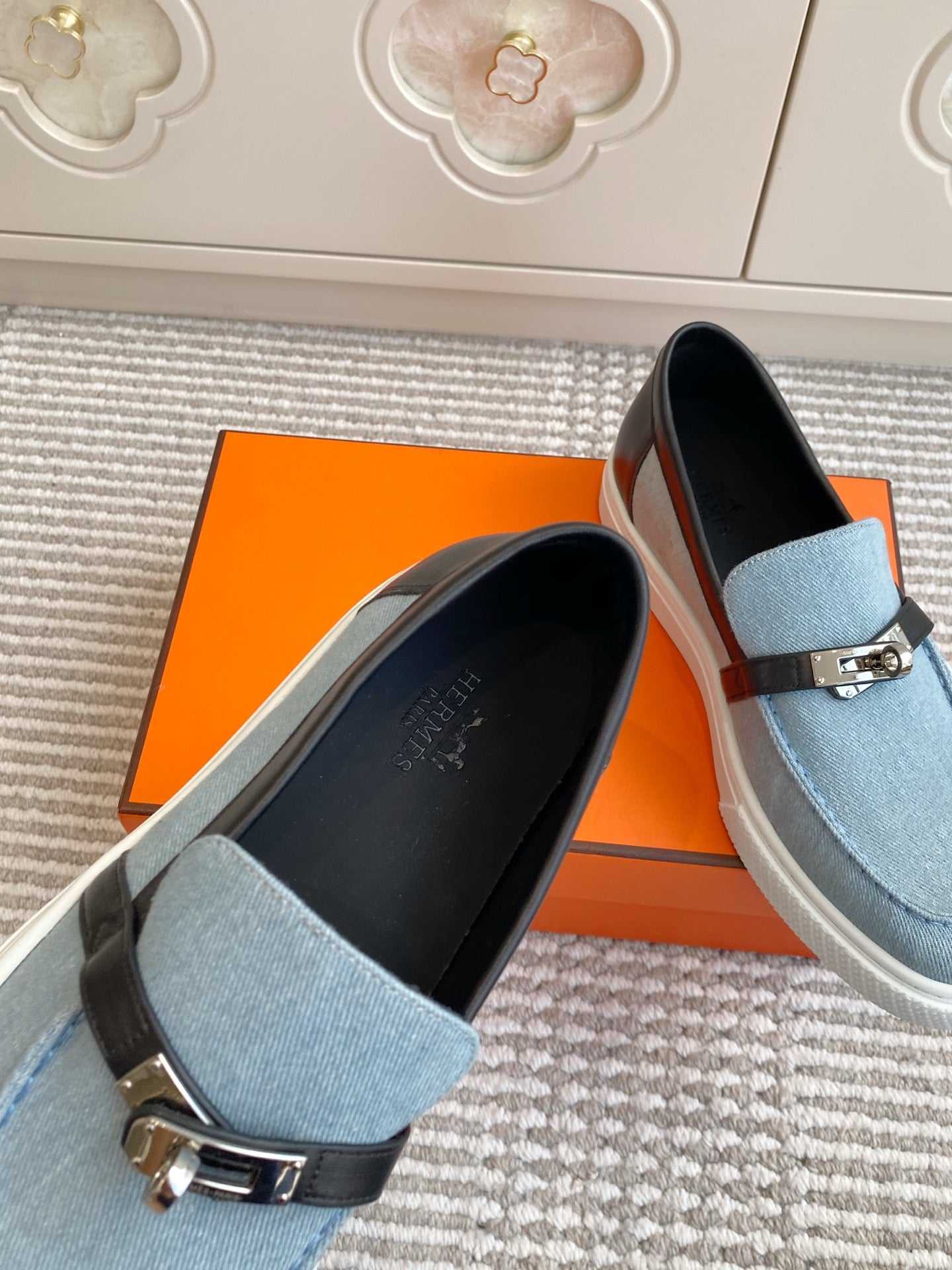 HM 25S SLIP-ON IN SKY BLUE CANVAS AND BLACK LAMBSKIN WITH SILVER HARDWARE