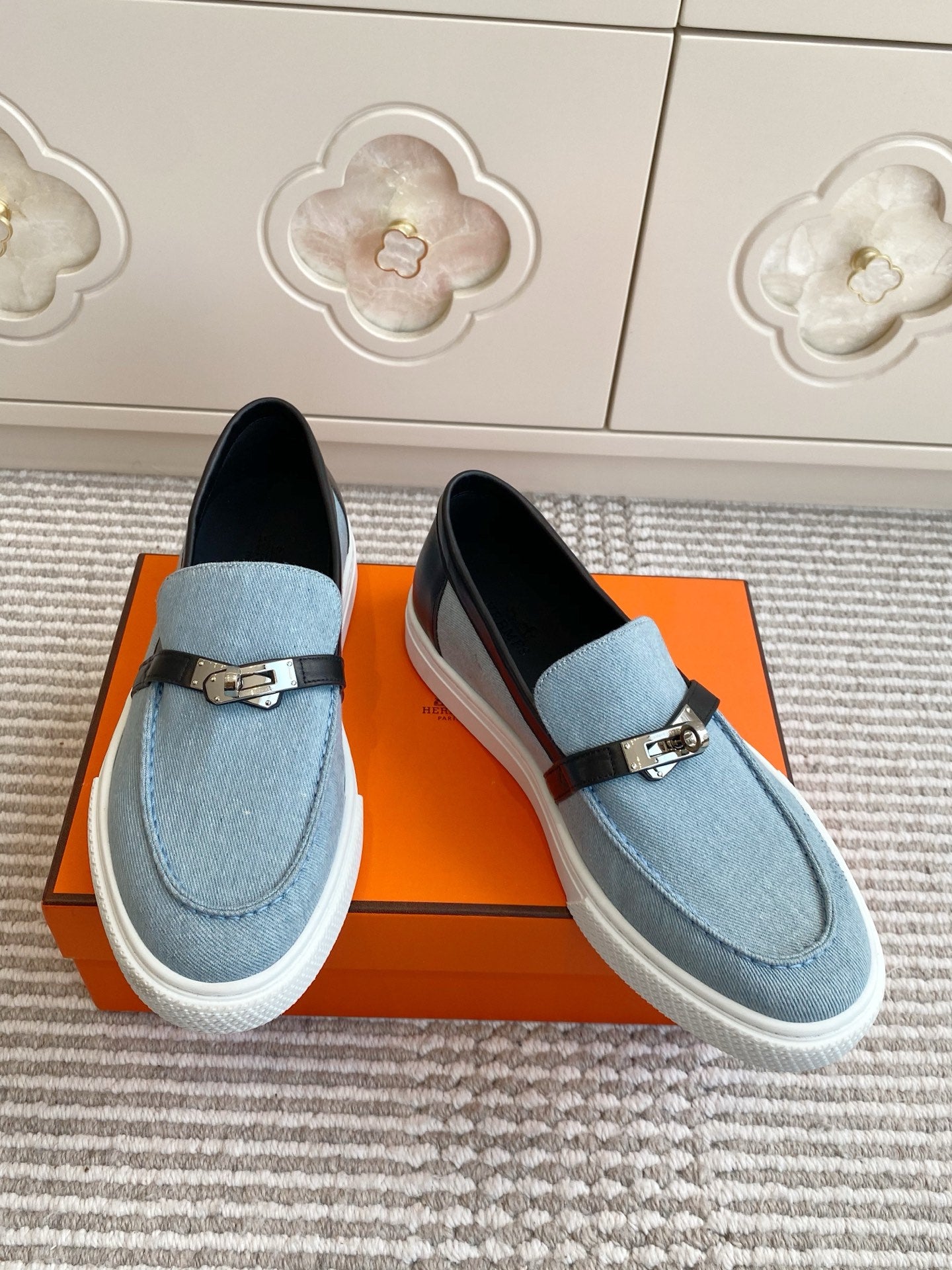 HM 25S SLIP-ON IN SKY BLUE CANVAS AND BLACK LAMBSKIN WITH SILVER HARDWARE
