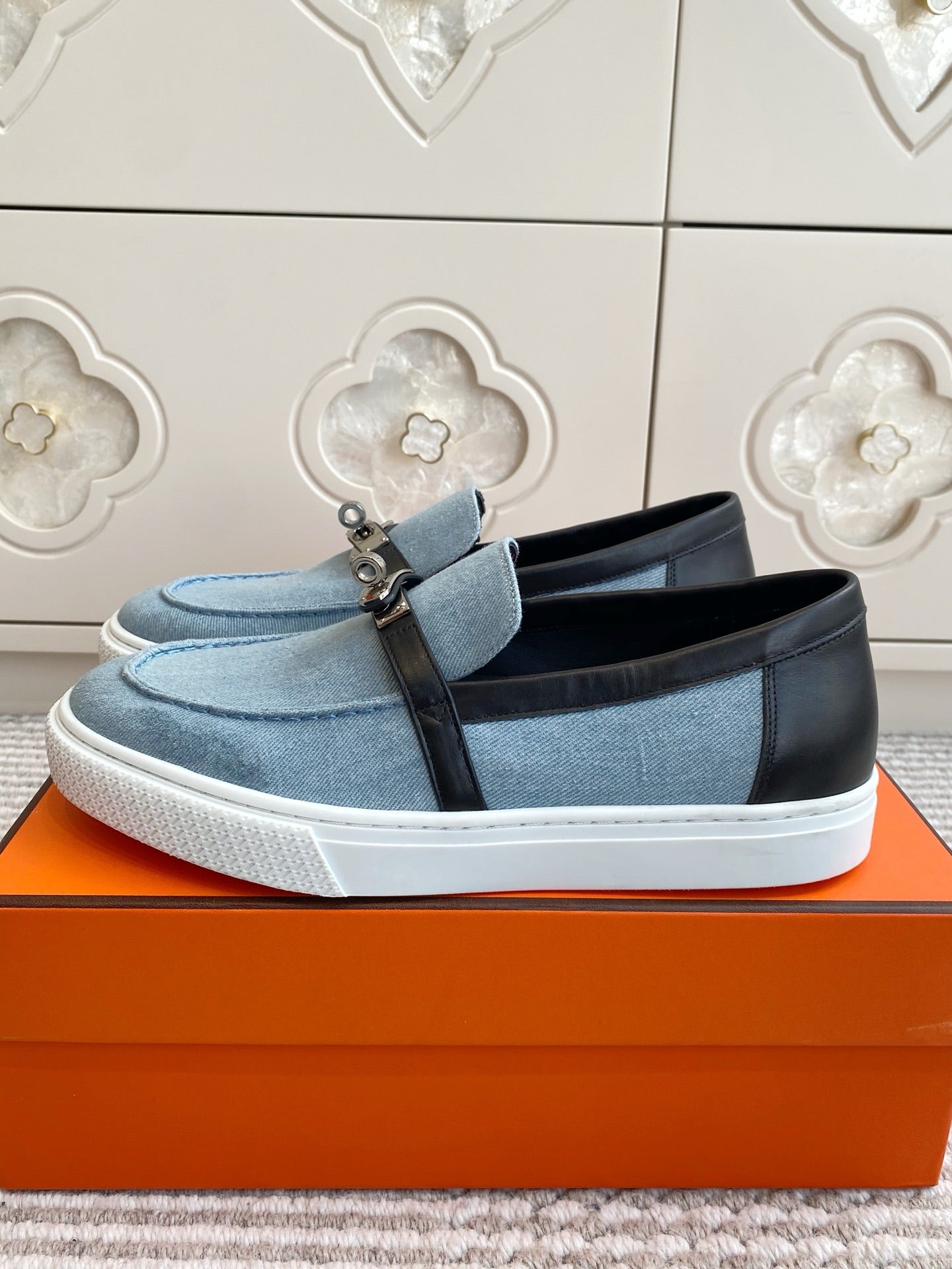 HM 25S SLIP-ON IN SKY BLUE CANVAS AND BLACK LAMBSKIN WITH SILVER HARDWARE