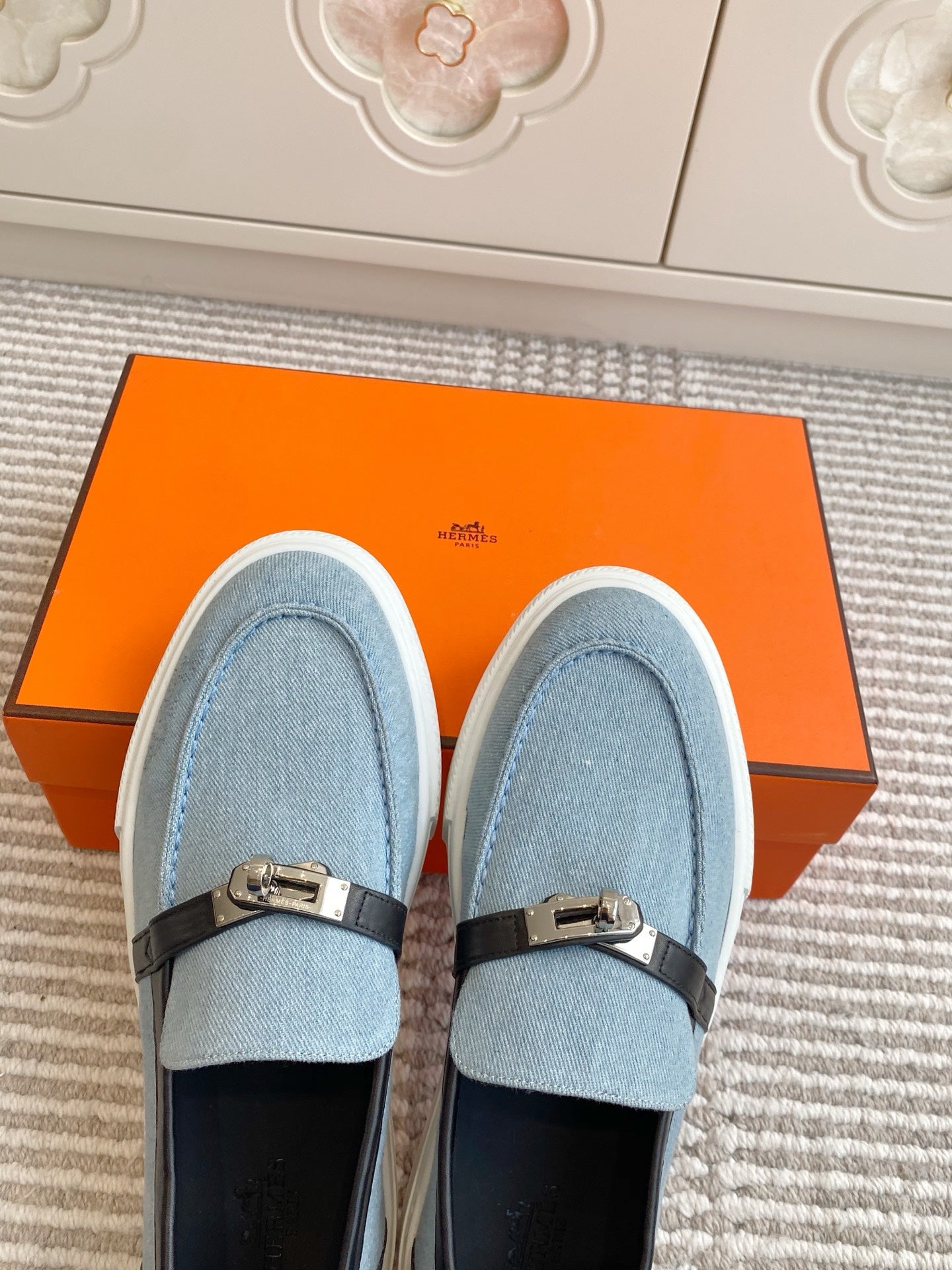 HM 25S SLIP-ON IN SKY BLUE CANVAS AND BLACK LAMBSKIN WITH SILVER HARDWARE