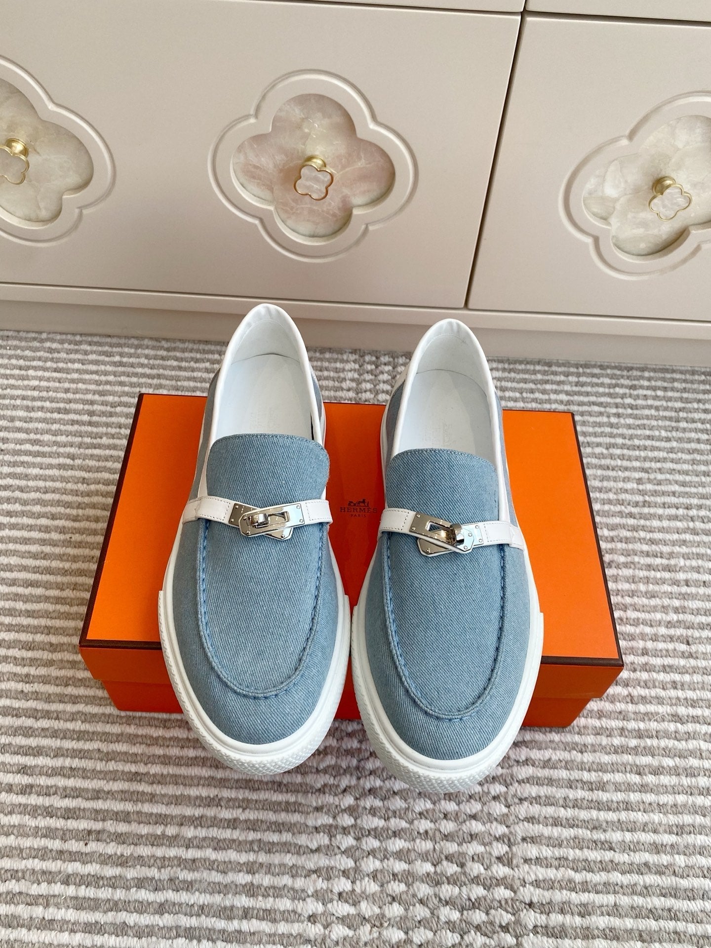 HM 25S SLIP-ON IN SKY BLUE CANVAS WITH SILVER HARDWARE
