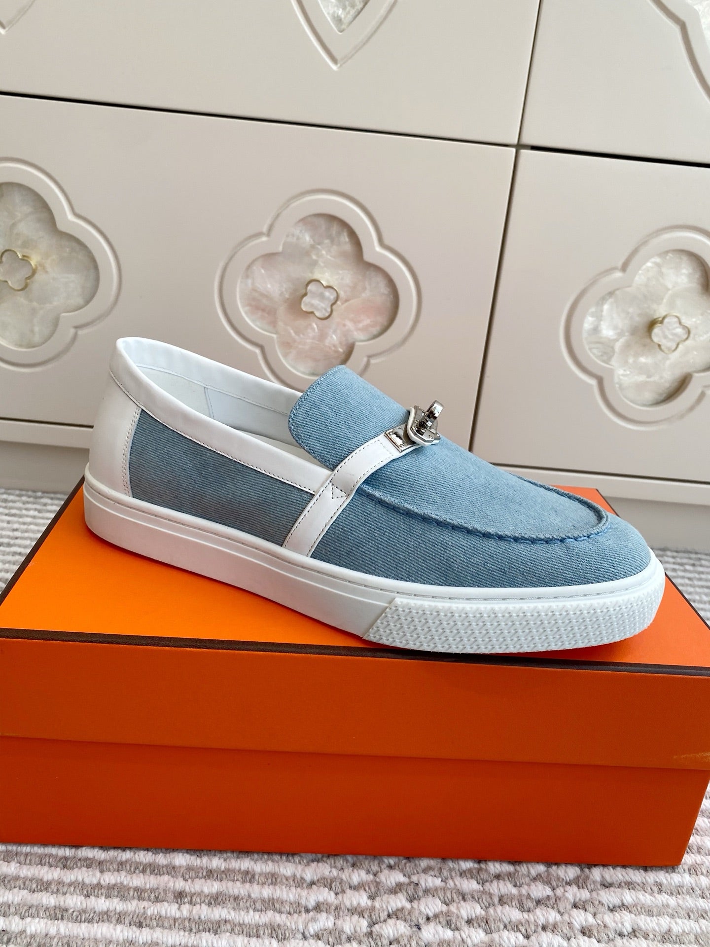 HM 25S SLIP-ON IN SKY BLUE CANVAS WITH SILVER HARDWARE