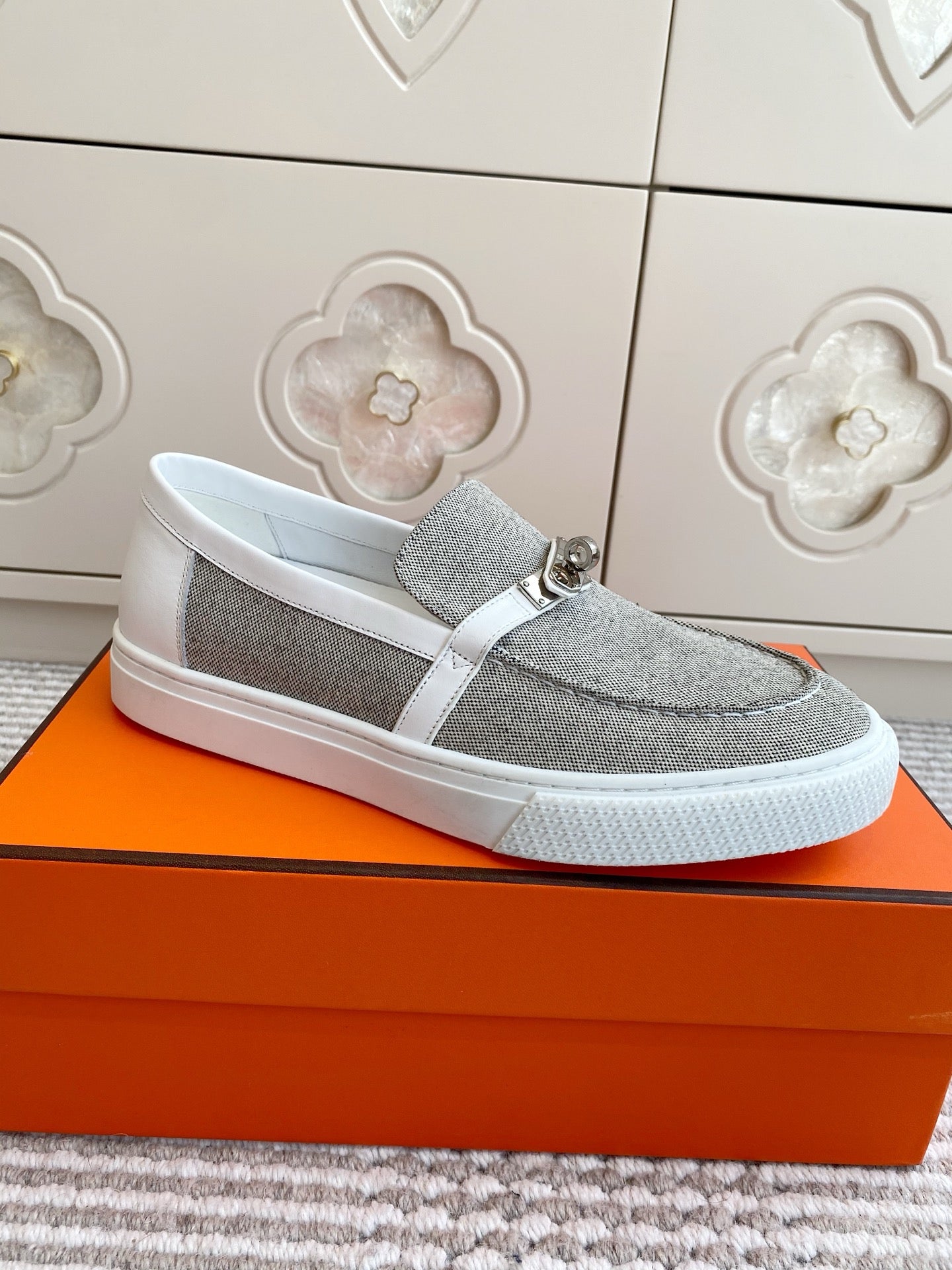 HM 25S SLIP-ON IN LIGHT GREY CANVAS WITH SILVER HARDWARE