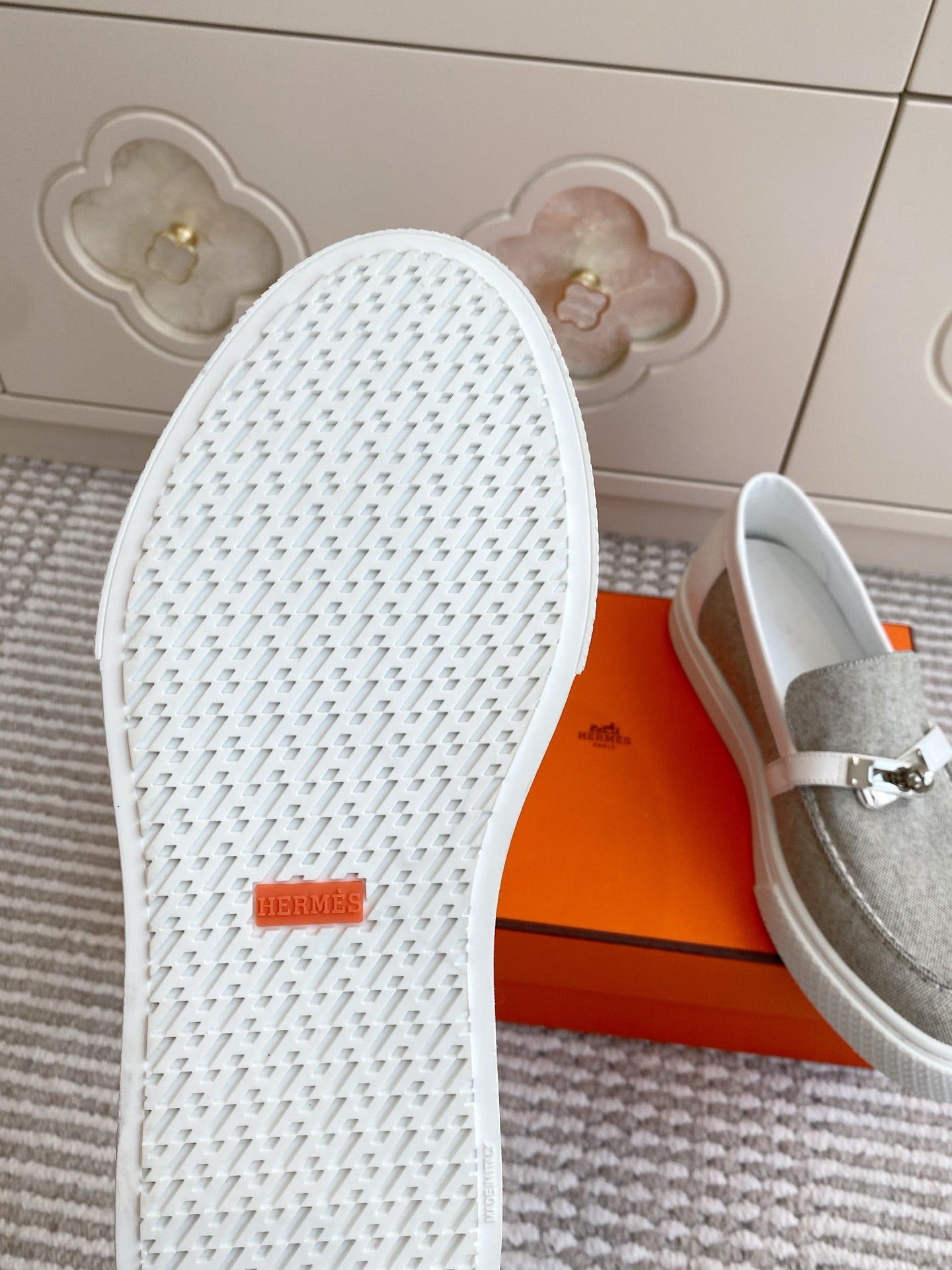 HM 25S SLIP-ON IN LIGHT GREY CANVAS WITH SILVER HARDWARE