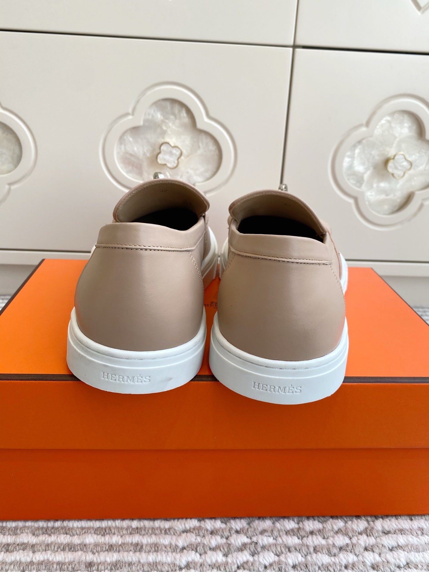 HM 25S SLIP-ON IN BEIGE LAMBSKIN WITH SILVER HARDWARE