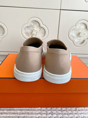 HM 25S SLIP-ON IN BEIGE LAMBSKIN WITH SILVER HARDWARE