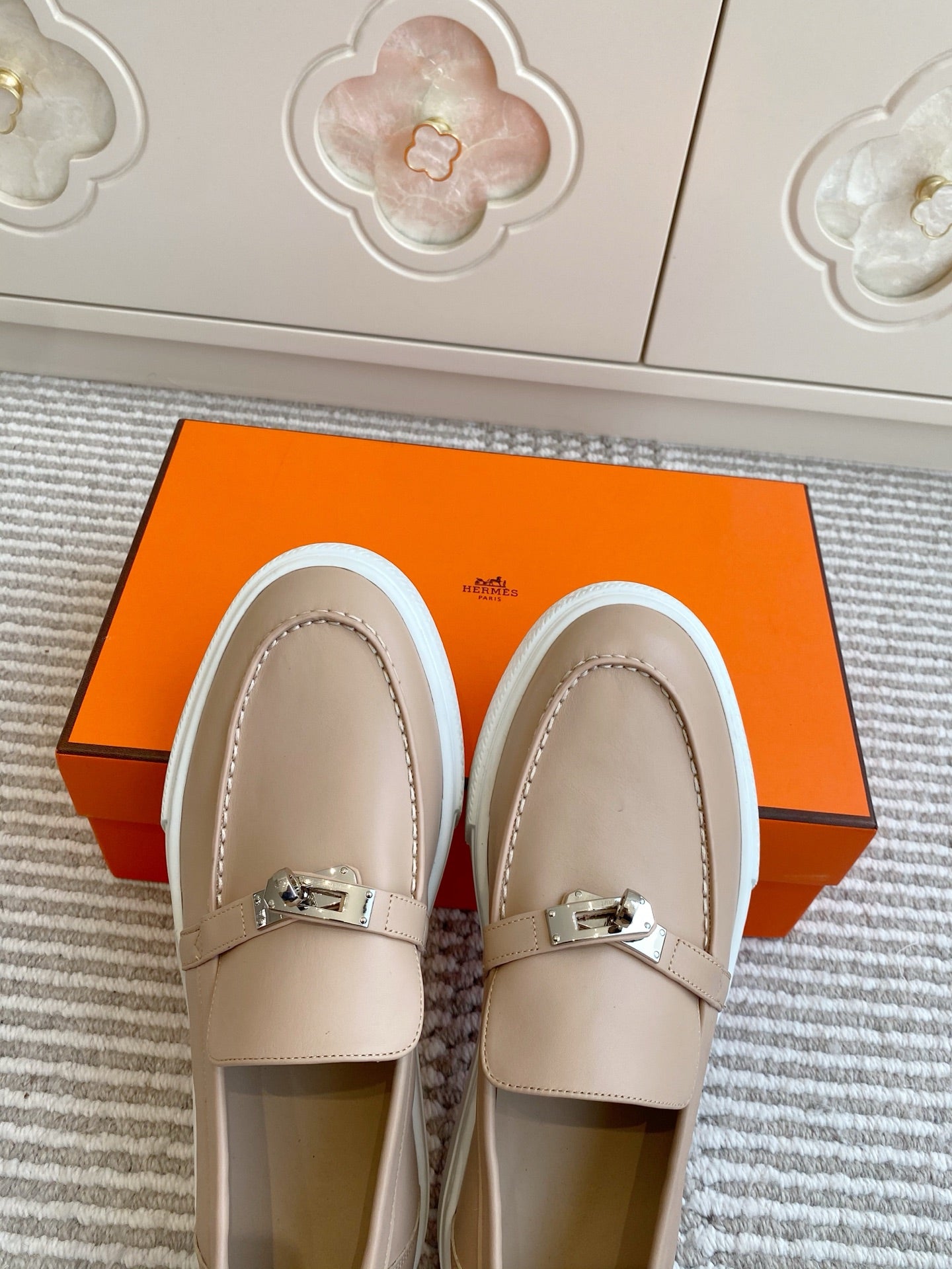 HM 25S SLIP-ON IN BEIGE LAMBSKIN WITH SILVER HARDWARE