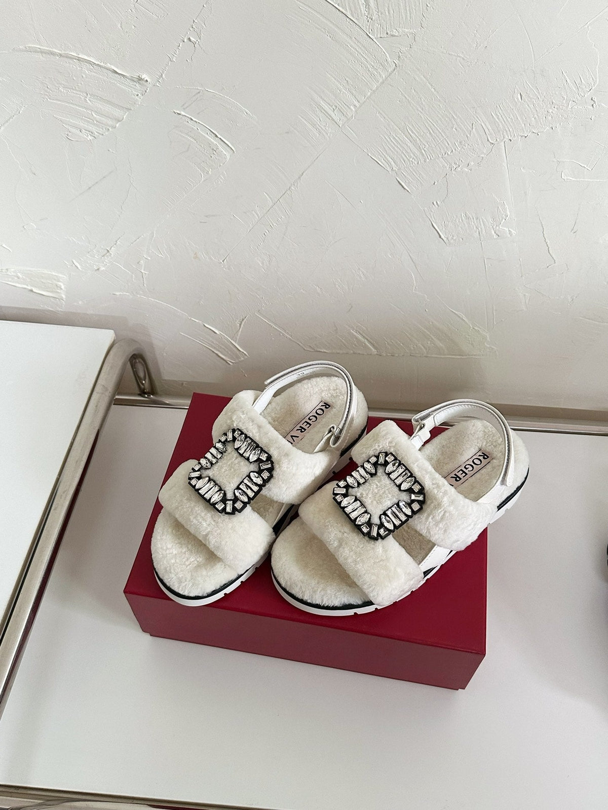 SLIDY VIV' WINTER FUR STRASS BUCKLE SANDALS IN WHITE SHEARLING