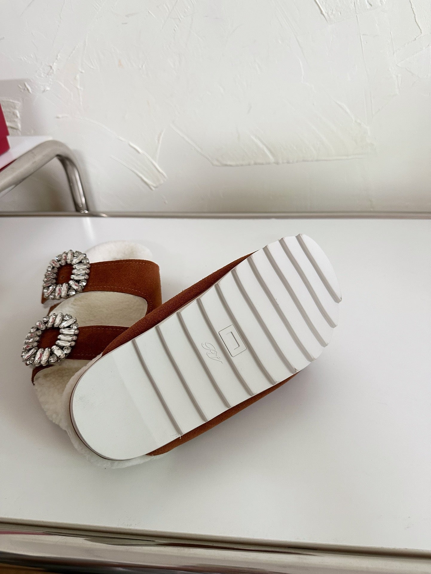 SLIDY VIV’ FUR STRASS BUCKLE MULES IN BROWN SUEDE AND CREAM SHEARLING INSOLE