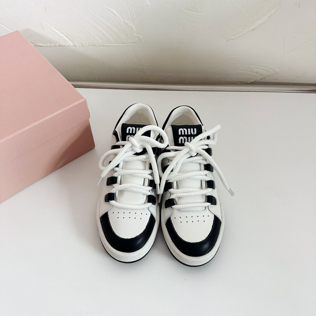 SNEAKERS SIMPLE DESIGN IN BLACK MIX WHITE SHEEPSKIN