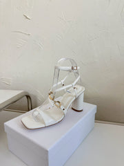 MEDIUM SQUARE HEEL SANDAL IN WHITE LAMBSKIN