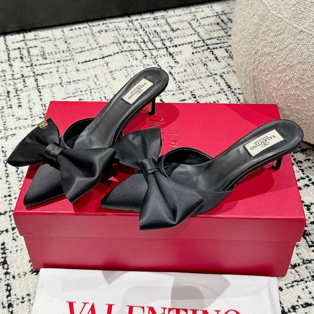 HIGH MULE IN BLACK SILK