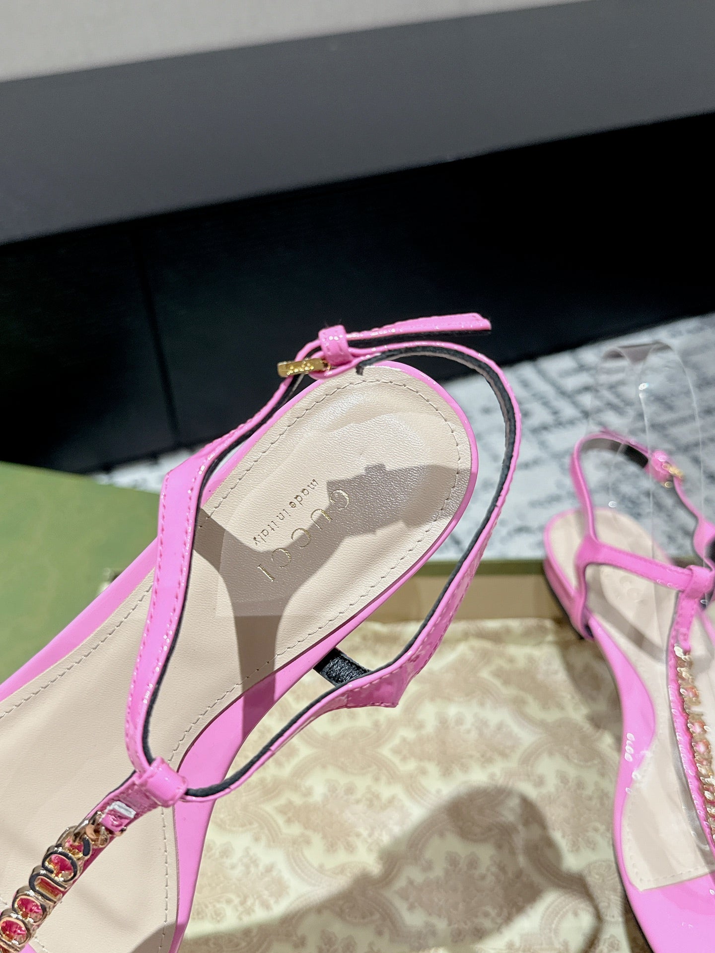 THONG SANDAL IN FUSCIA PINK CALFSKIN WITH GOLD HARDWARE
