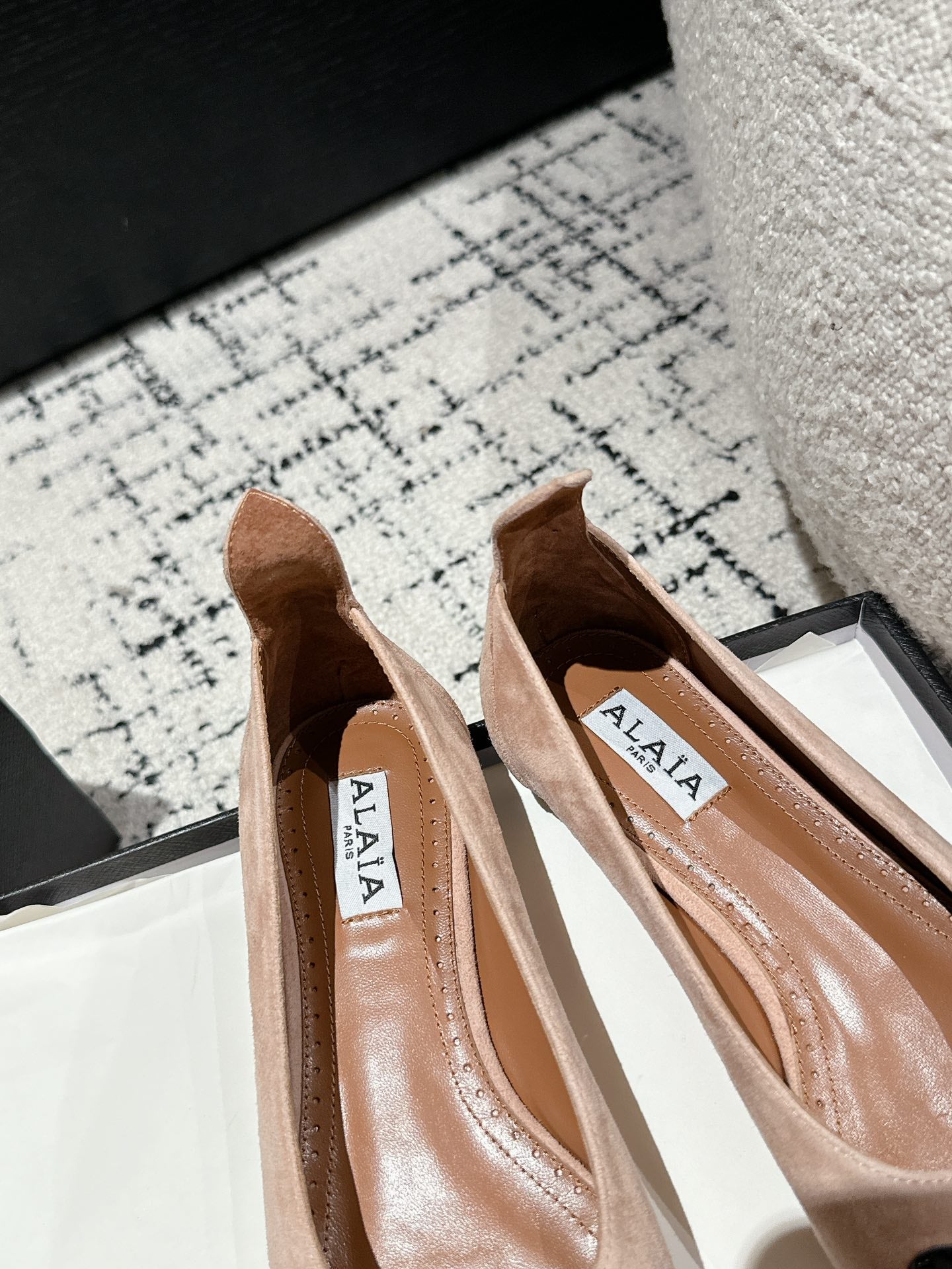 ALAIA PUMP 1 CM IN ALMOND BEIGE SUEDE MIX BLACK CALFSKIN