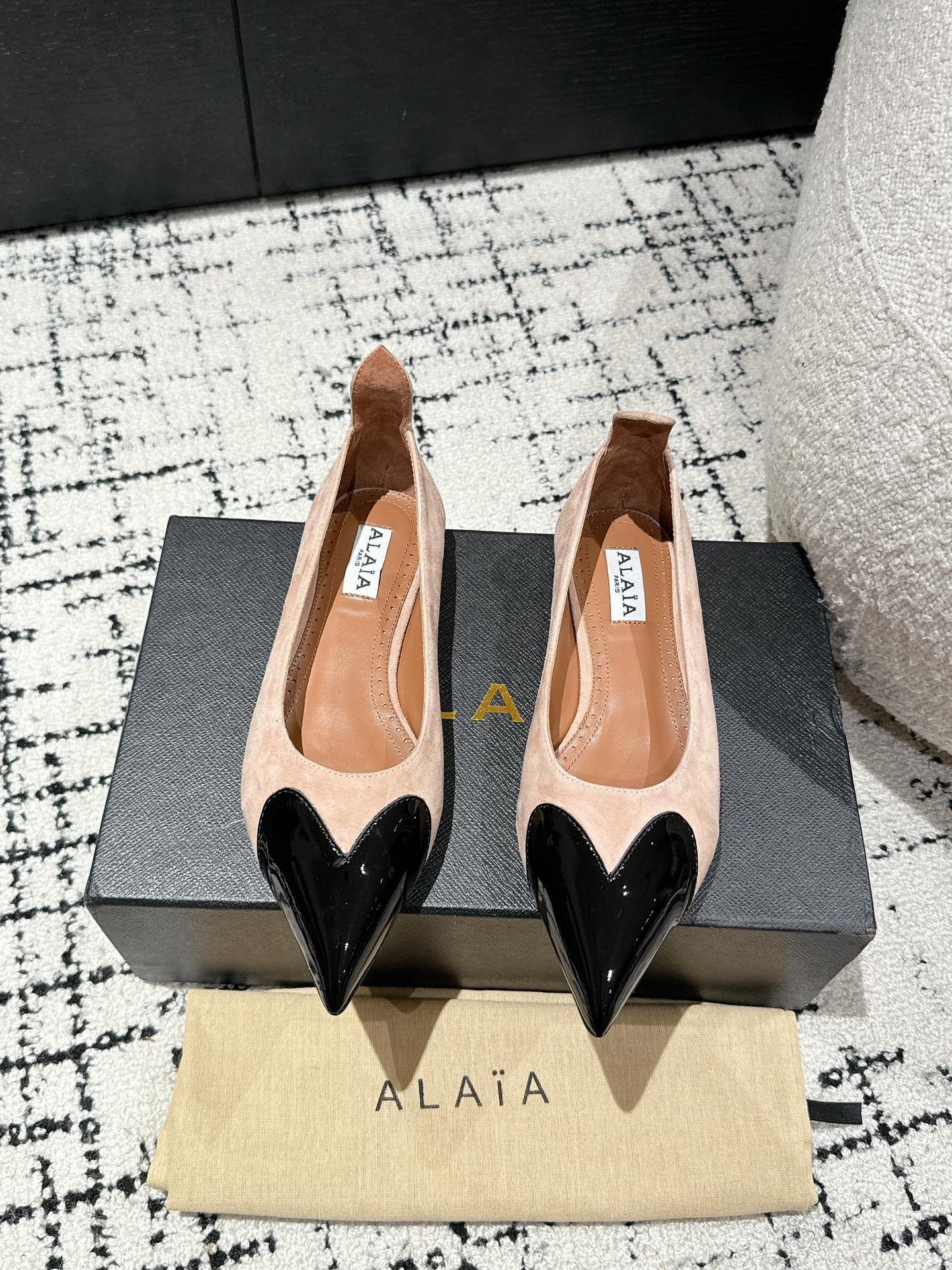 ALAIA PUMP 1 CM IN ALMOND BEIGE SUEDE MIX BLACK CALFSKIN