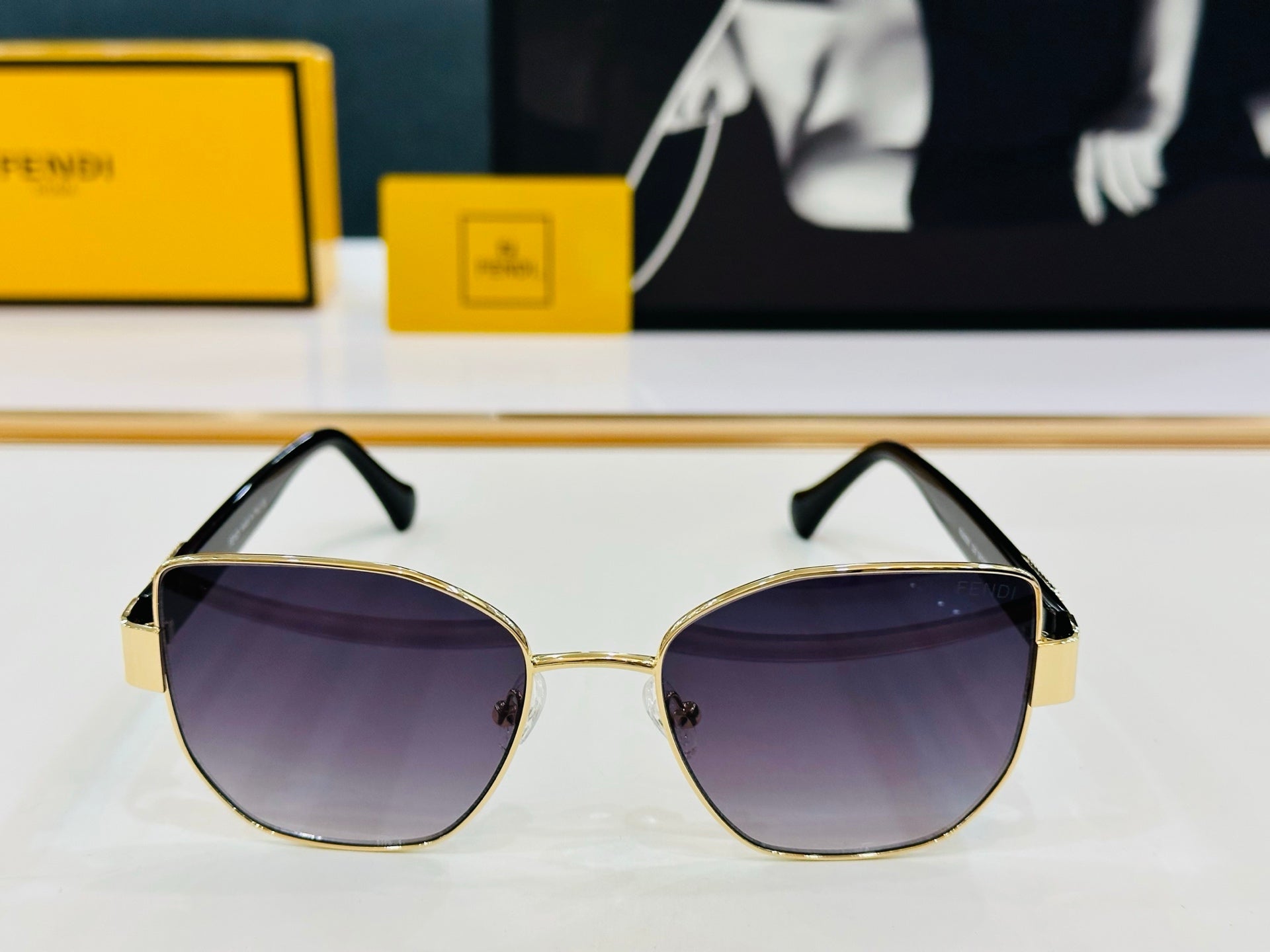 BAGUETTE SQUARE FRAME SUNGLASSES FE40051 IN METAL