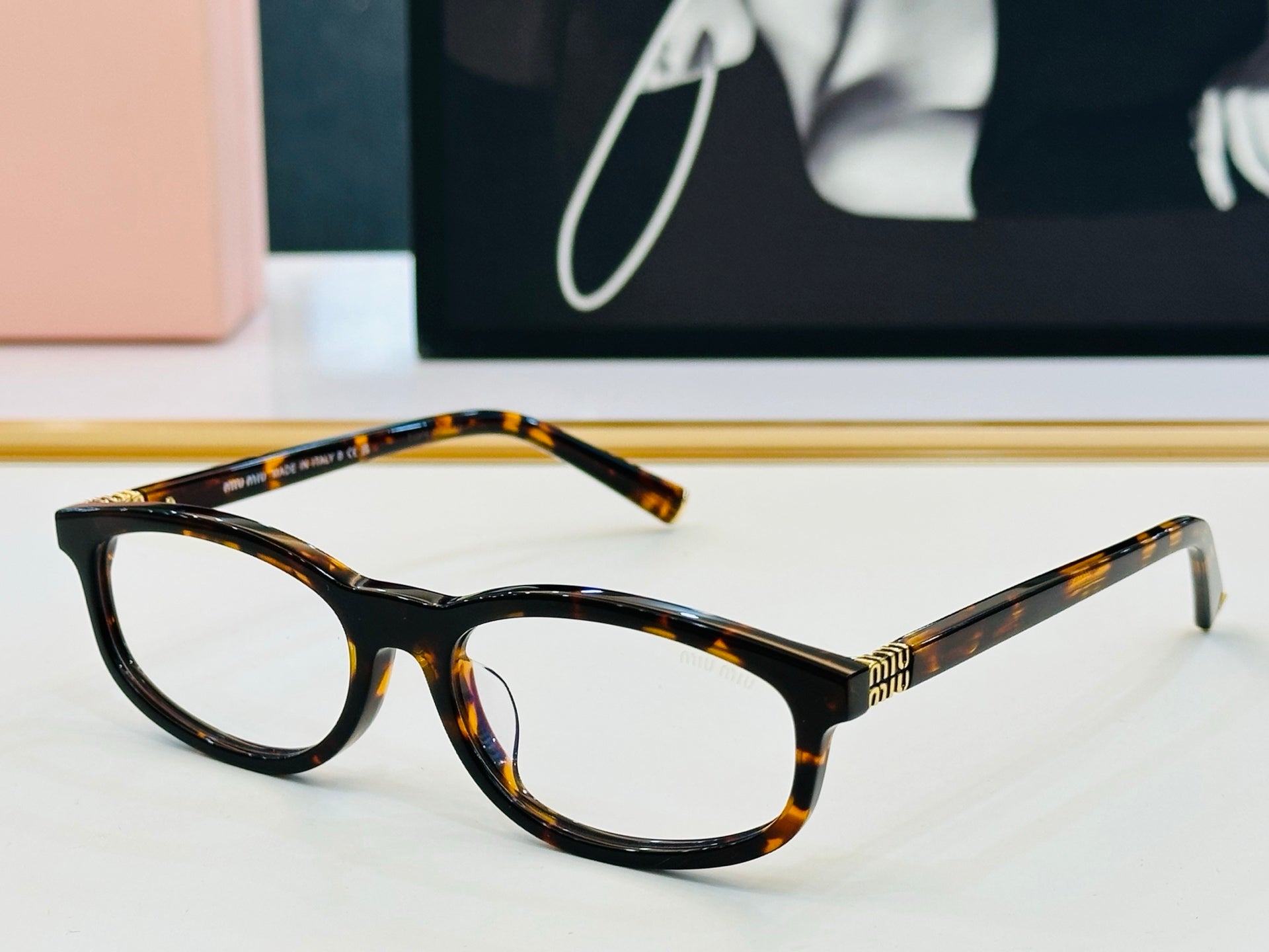 MIU SUNGLASSES IN RECTANGULAR ACETATE 646116