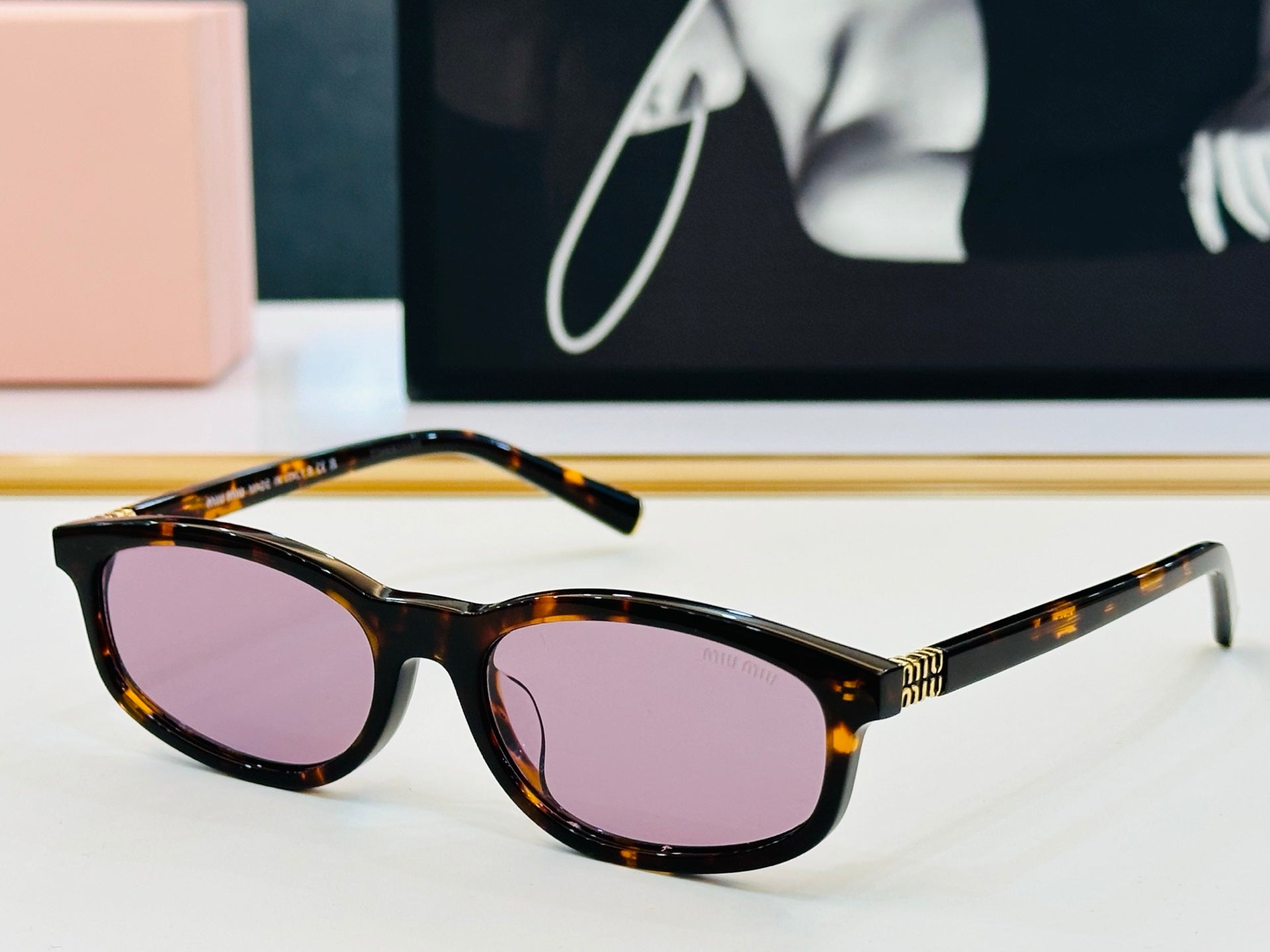 MIU SUNGLASSES IN RECTANGULAR ACETATE 646116