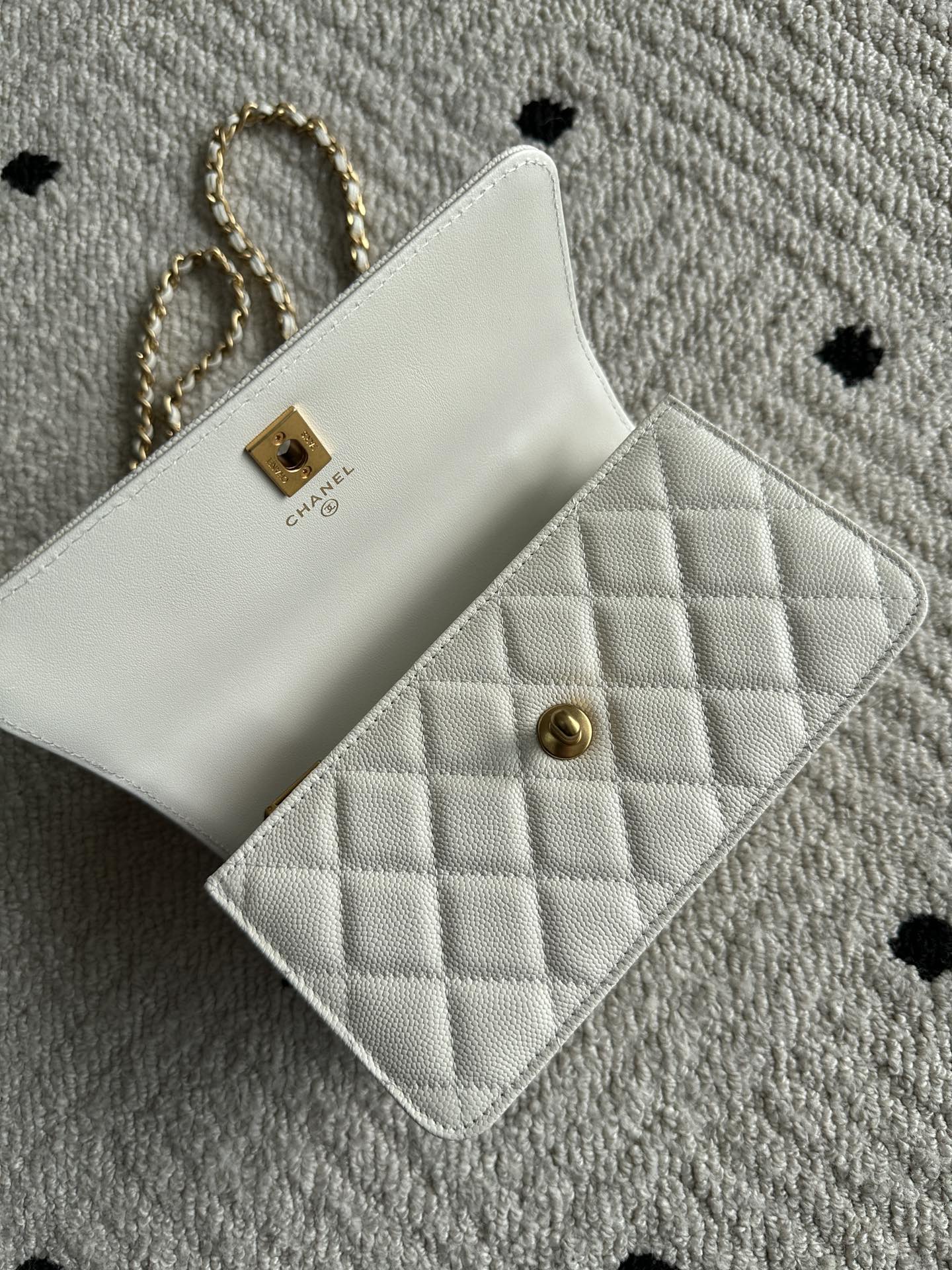 CHANEL 25S CLASSIC WALLET ON CHAIN 19 IN WHITE LAMBSKIN WITH GOLD HARDWARE