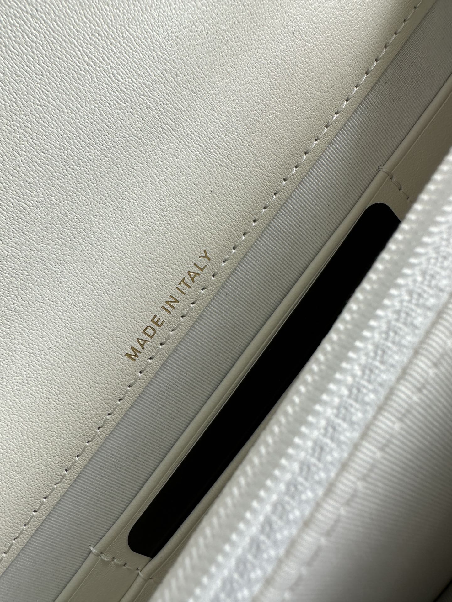 CHANEL 25S CLASSIC WALLET ON CHAIN 19 IN WHITE LAMBSKIN WITH GOLD HARDWARE