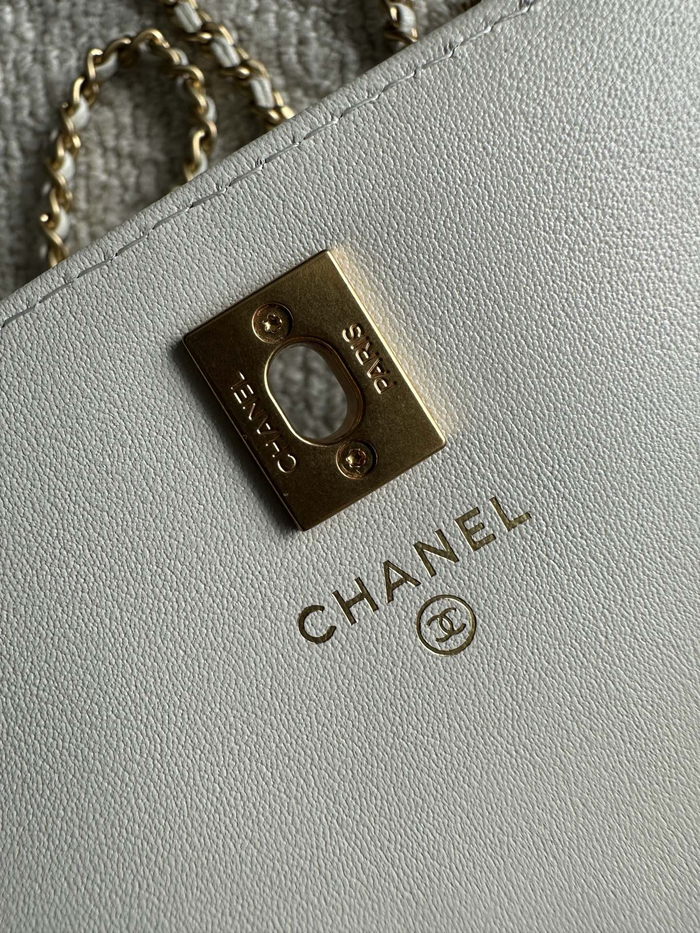 CHANEL 25S CLASSIC WALLET ON CHAIN 19 IN WHITE LAMBSKIN WITH GOLD HARDWARE
