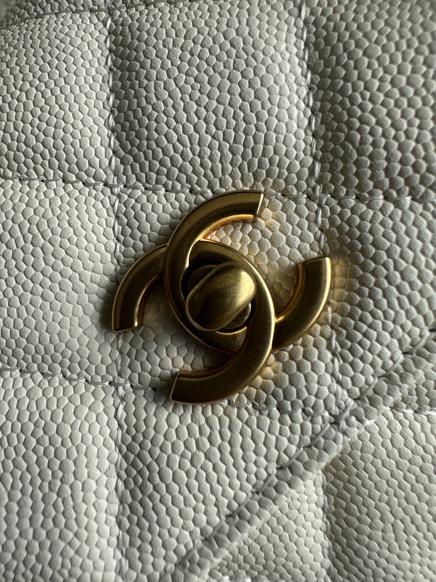 CHANEL 25S CLASSIC WALLET ON CHAIN 19 IN WHITE LAMBSKIN WITH GOLD HARDWARE