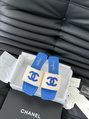 WOVEN SLIDE IN RAFFIA AND CERULEAN BLUE LAMBSKIN