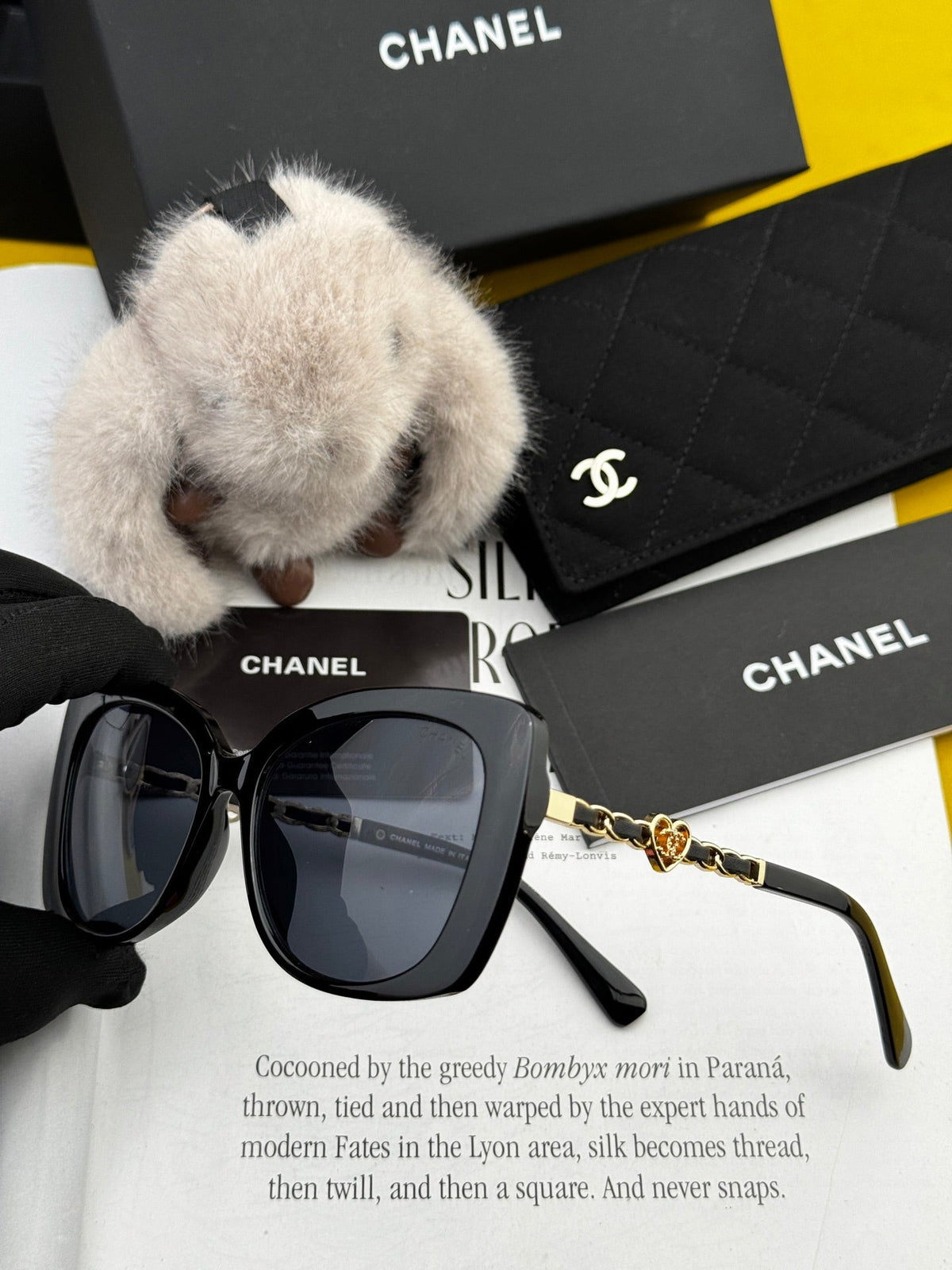 SQUARE SUNGLASSES CH25801 IN ACETATE HEART CHAIN METAL