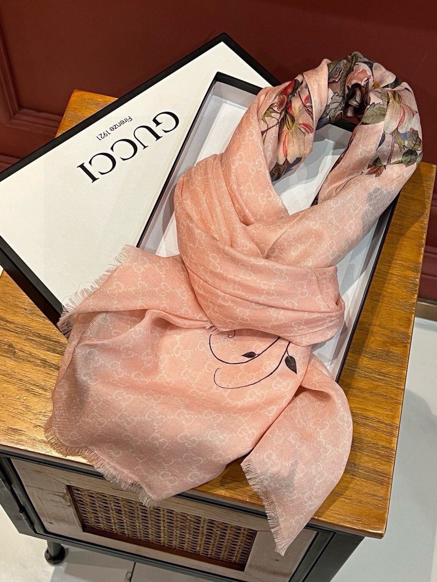 GUCCI 25S SCARF 200 IN CASHMERE 733885