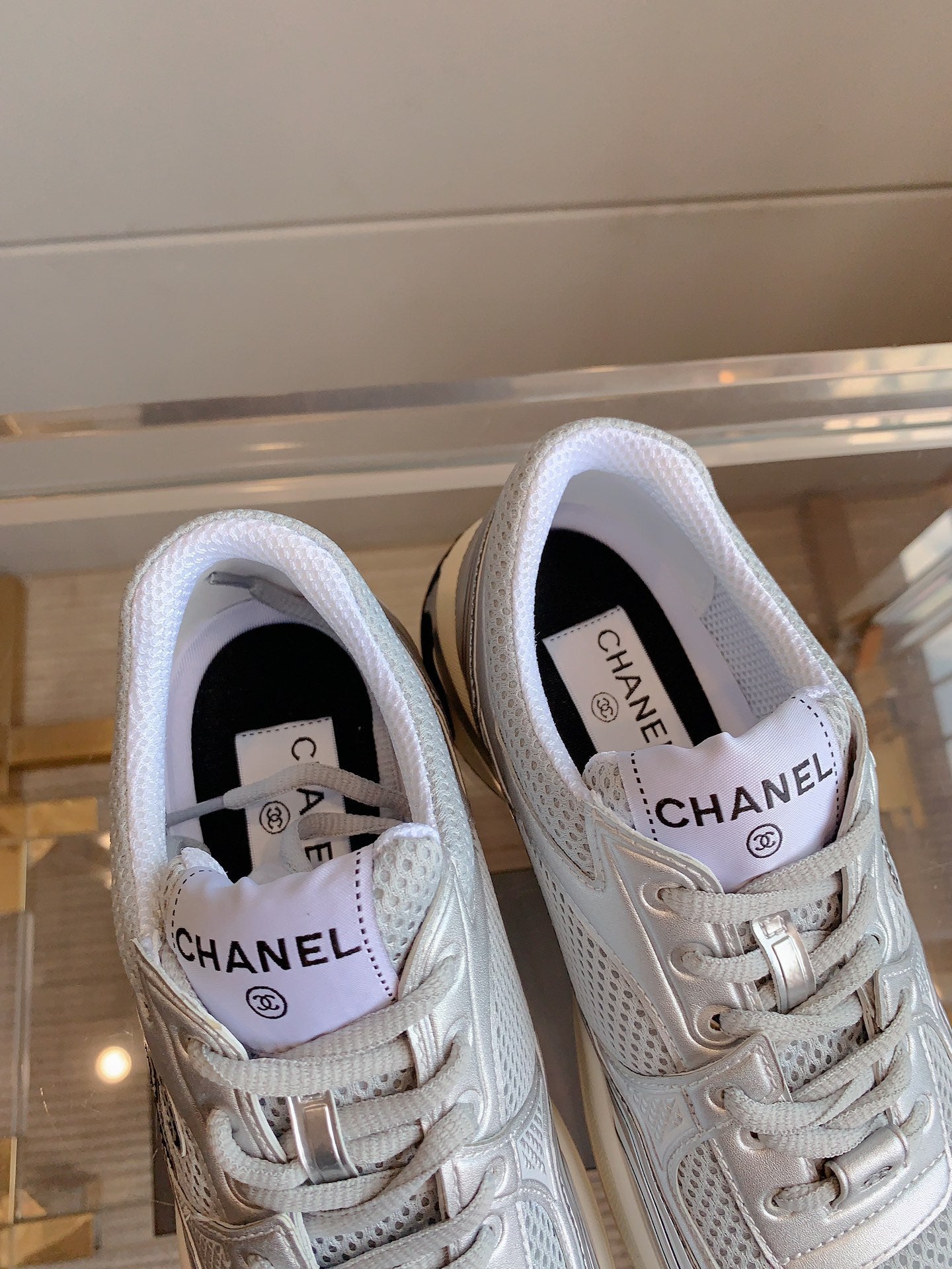 CC SNEAKERS IN GLOSSY SILVER CALFSKIN AND MESH