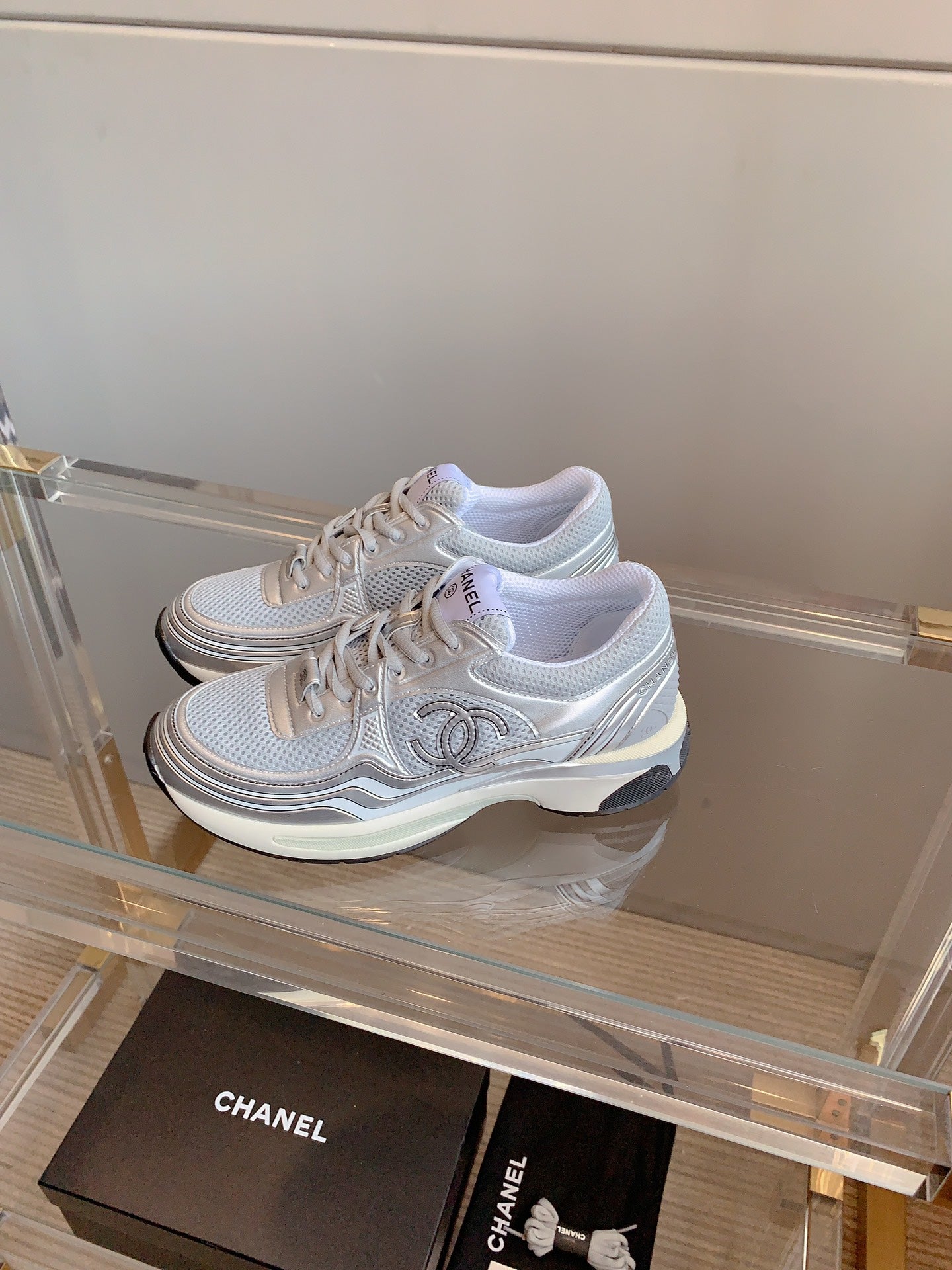 CC SNEAKERS IN GLOSSY SILVER CALFSKIN AND MESH