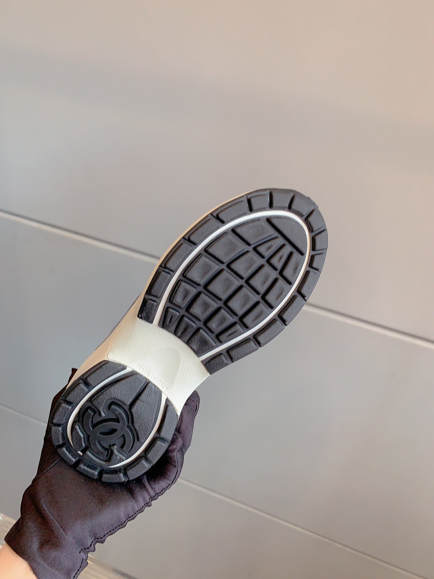 CC SNEAKERS IN GLOSSY SILVER CALFSKIN AND MESH