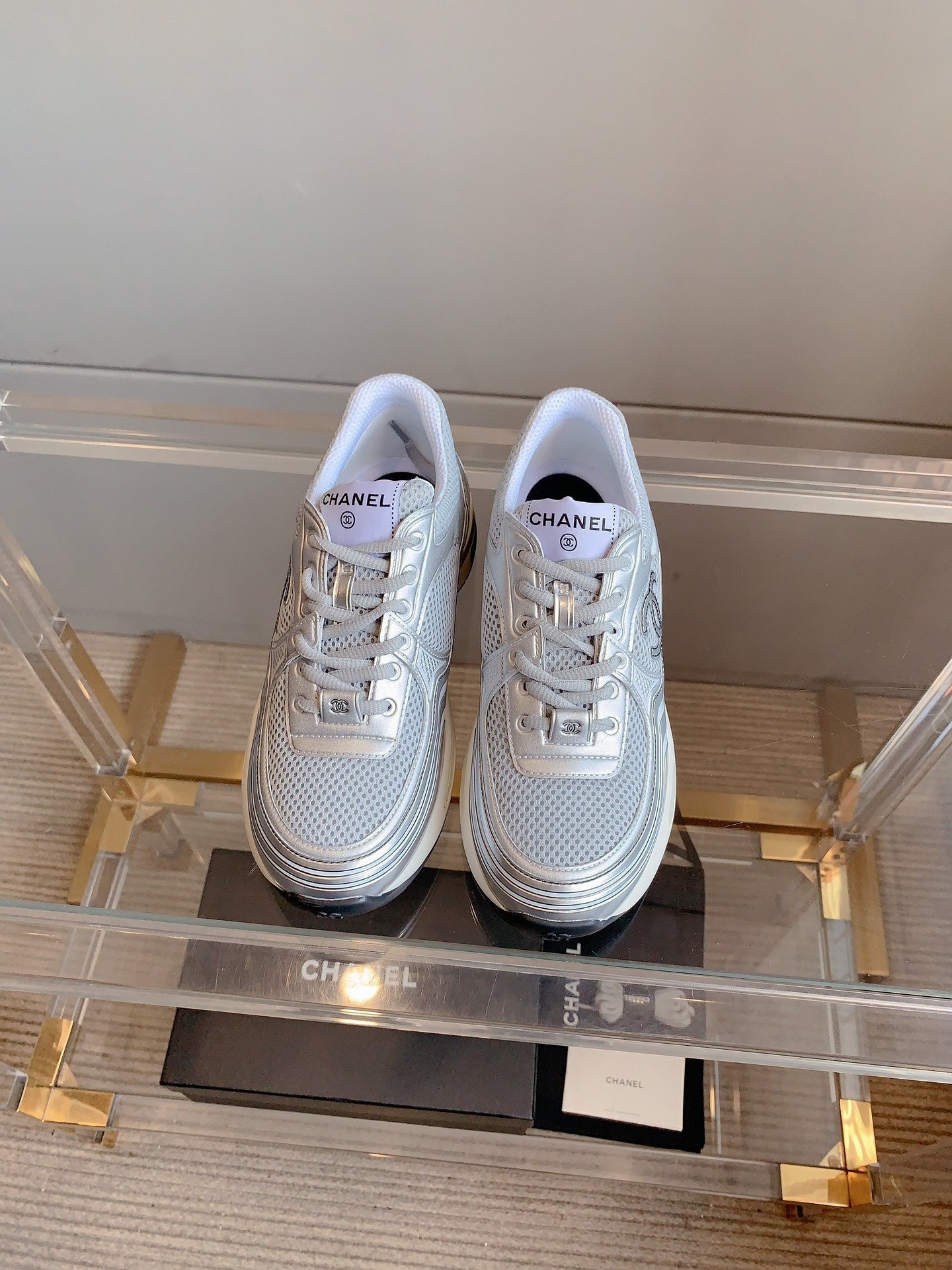 CC SNEAKERS IN GLOSSY SILVER CALFSKIN AND MESH