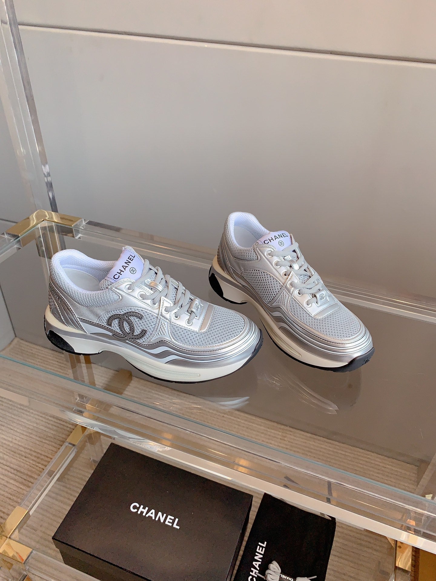 CC SNEAKERS IN GLOSSY SILVER CALFSKIN AND MESH