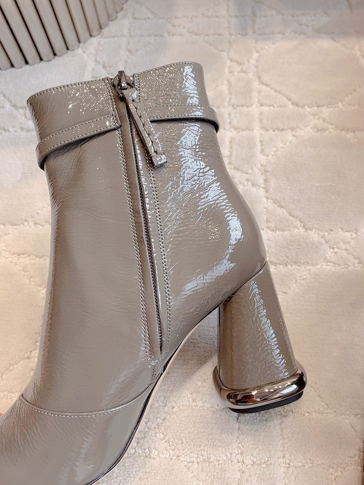 VIV' PODIUM BOOTIES IN GREY GLOSSY LAMBSKIN