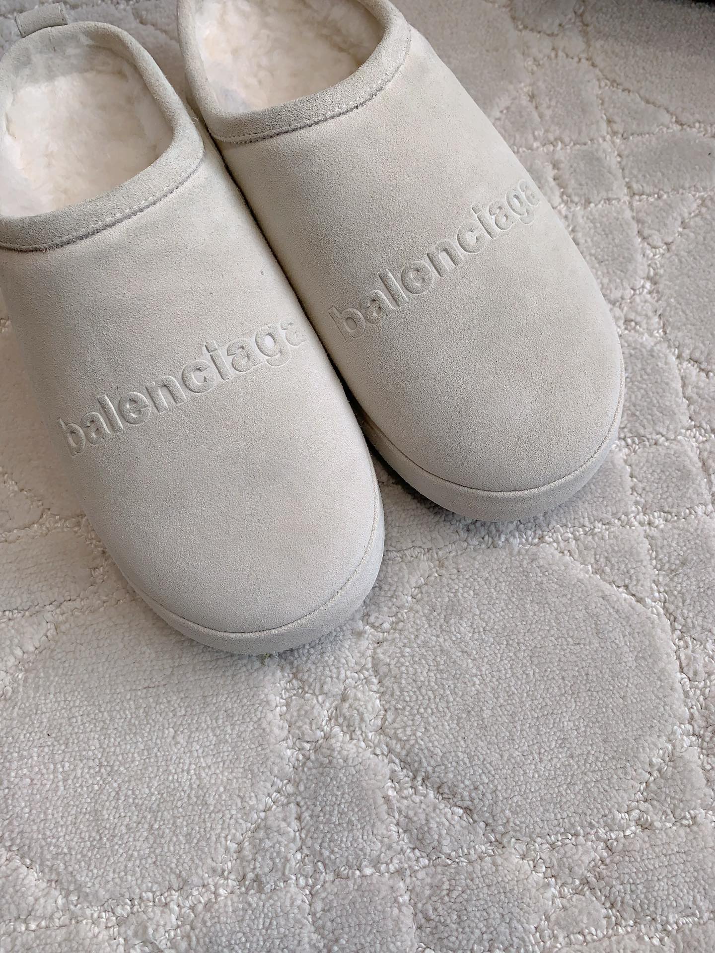 ALASKA SLIPPER IN WHITE SUEDE