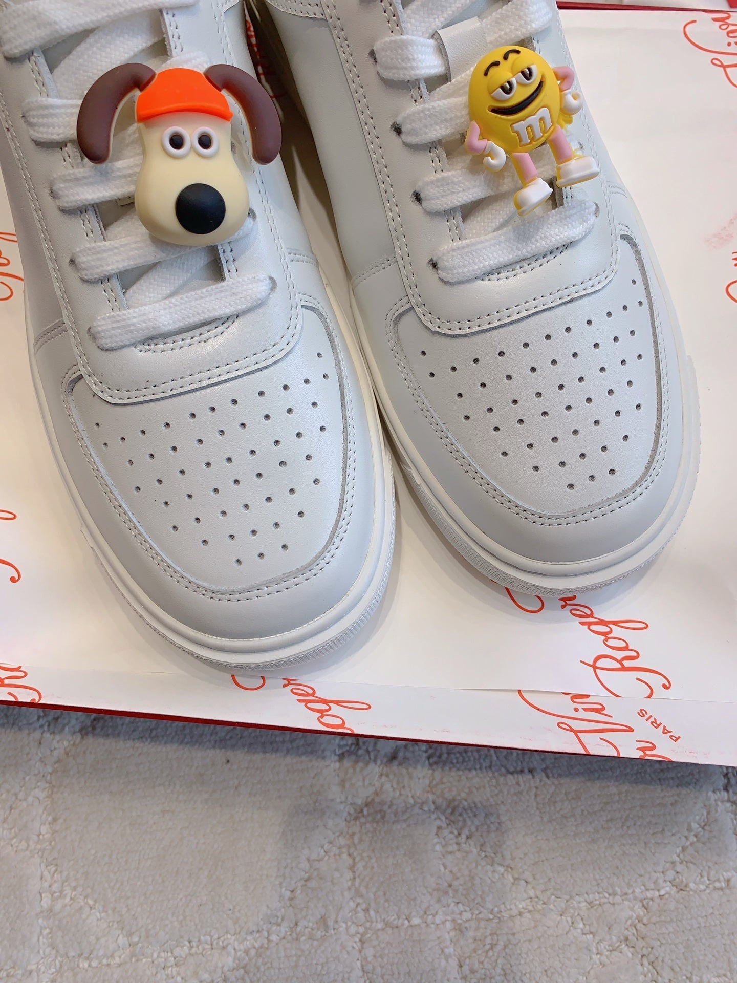 VIV' SKATE SNEAKERS IN WHITE CALFSKIN WITH CARTOON CHARM LACES