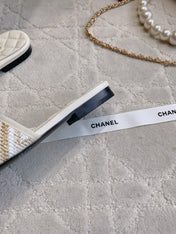 FLAT SANDALS LOGO STONE AND CHAIN IN WHITE LAMBSKIN WITH RAFFIA