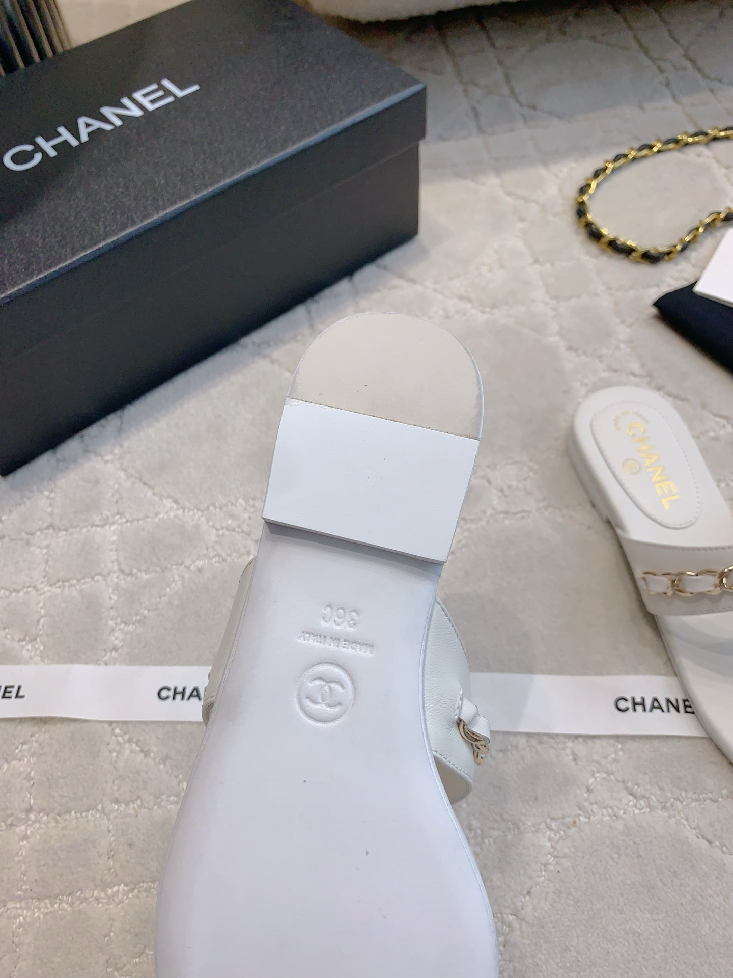 CC THONG SLIPPERS IN WHITE LAMBSKIN MIX CHAIN