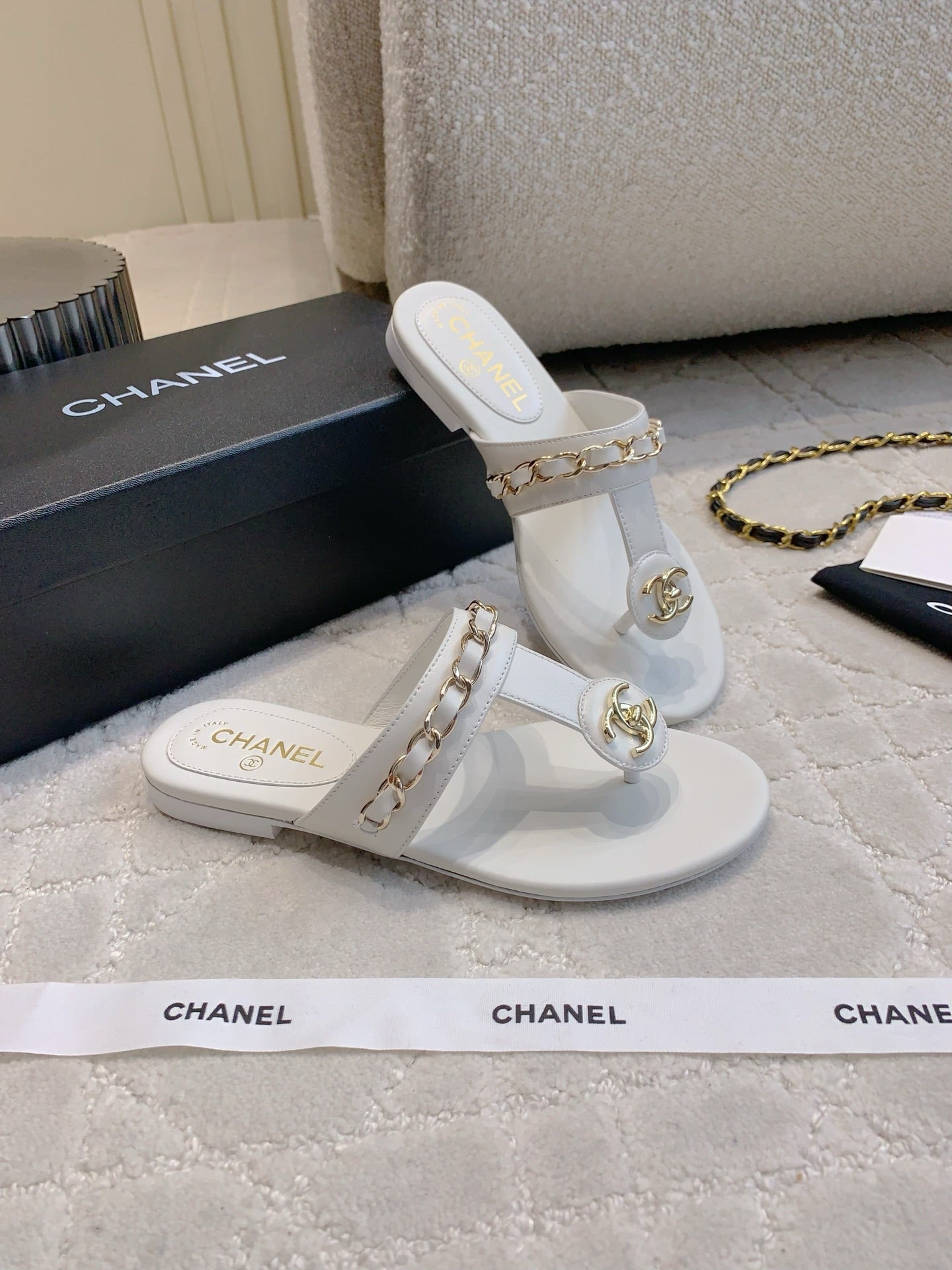 CC THONG SLIPPERS IN WHITE LAMBSKIN MIX CHAIN