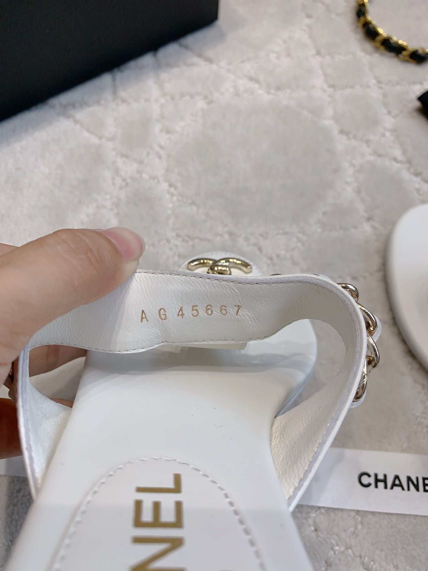 CC THONG SLIPPERS IN WHITE LAMBSKIN MIX CHAIN