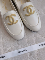 CHANEL 25S LOAFERS WITH LARGE LOGO IN IVORY CALFSKIN GOLD HARDWARE