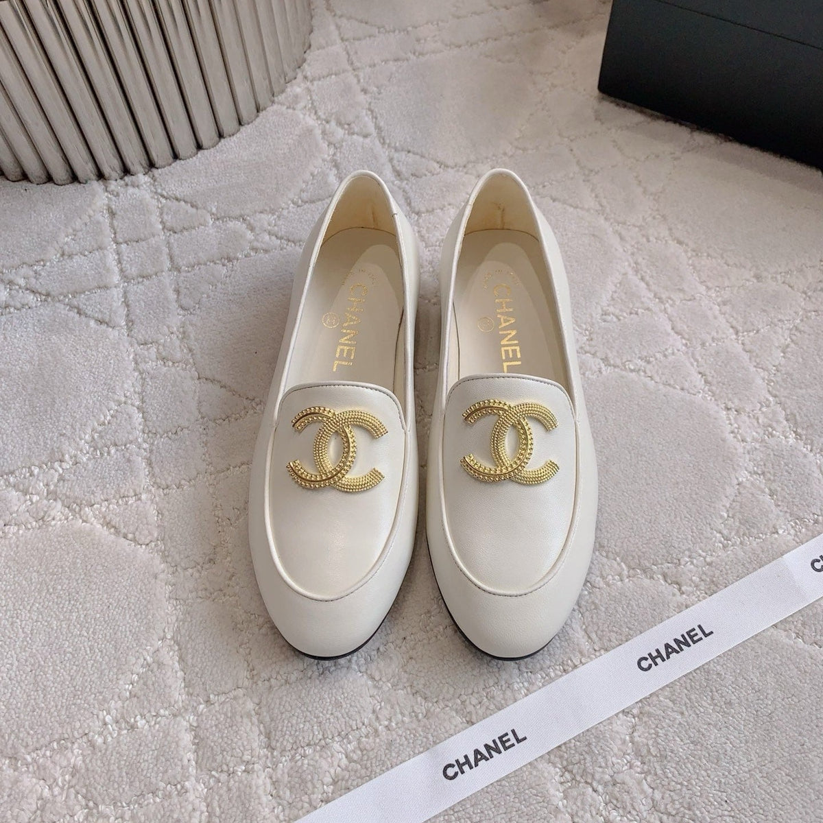 CHANEL 25S LOAFERS WITH LARGE LOGO IN IVORY CALFSKIN GOLD HARDWARE