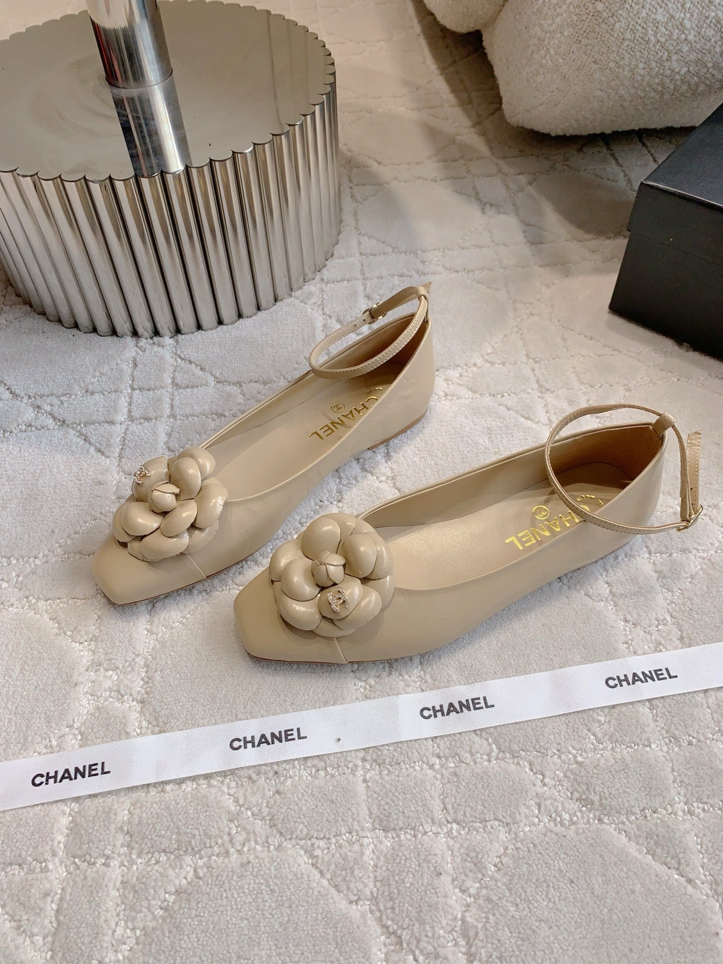 CHANEL 25S CAMELLIA SQUARE TOE FLATS IN BEIGE CALFSKIN GOLD HARDWARE