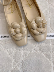 CHANEL 25S CAMELLIA SQUARE TOE FLATS IN BEIGE CALFSKIN GOLD HARDWARE